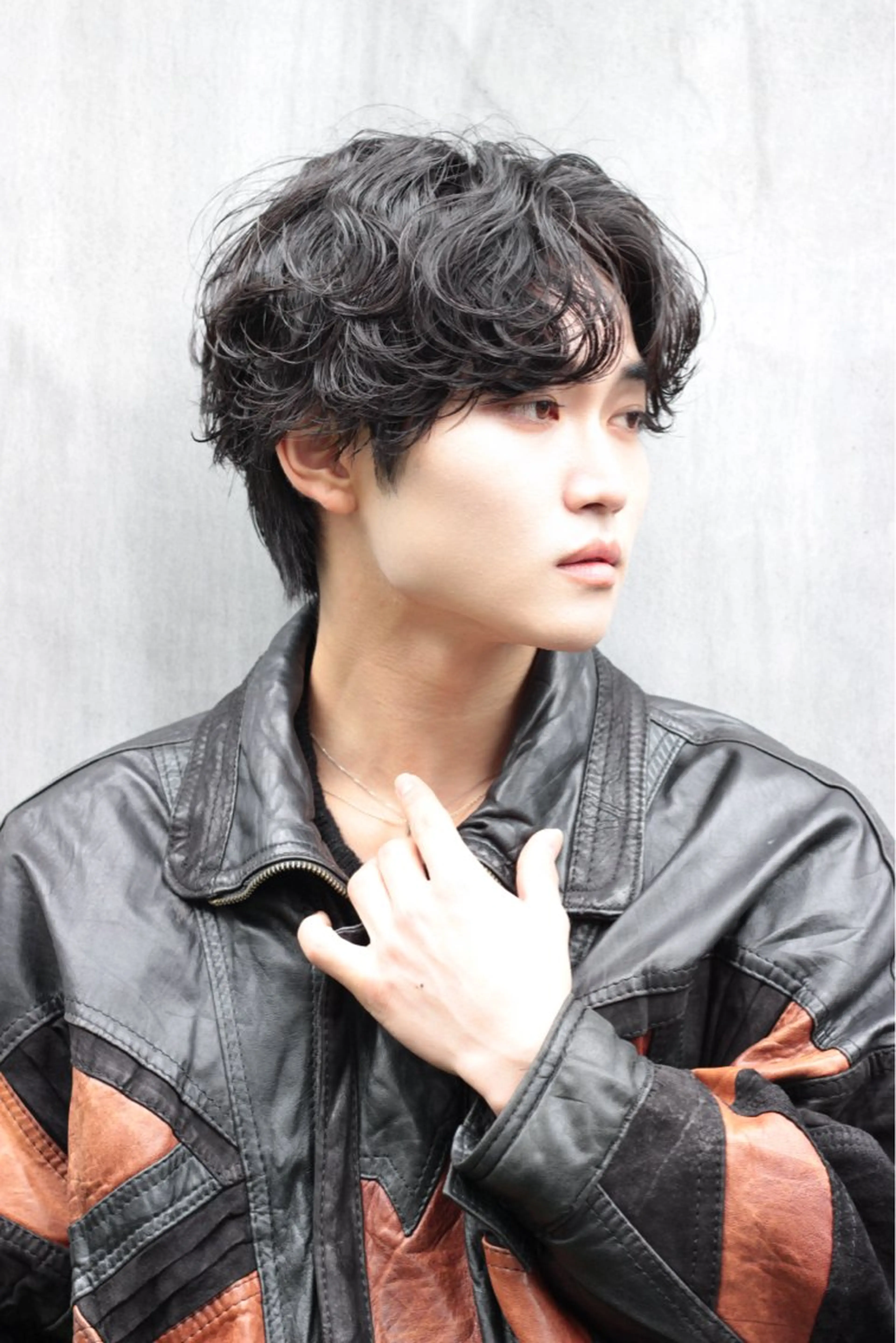 ショート カラー パーマ ヘアアレンジ メンズ メンズブリーチ センターパート メンズハイライト メンズハイトーン マッシュ スパイキー/フェザー /波巻き/かいとのヘアスタイル