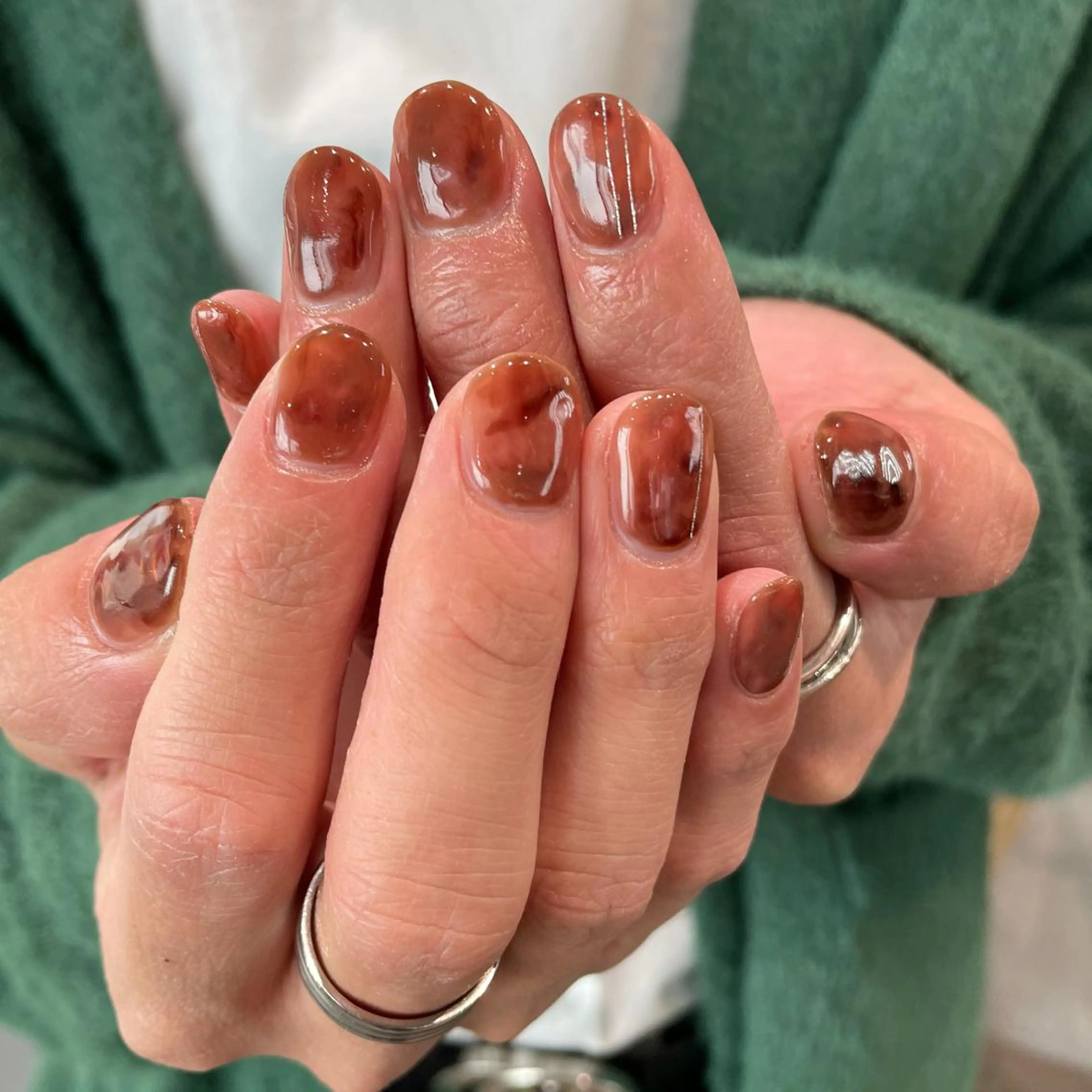 ネイル べっ甲ネイル ブラウン ハンドネイル ナチュラル透明感🌱 小山美樹子のヘアスタイル