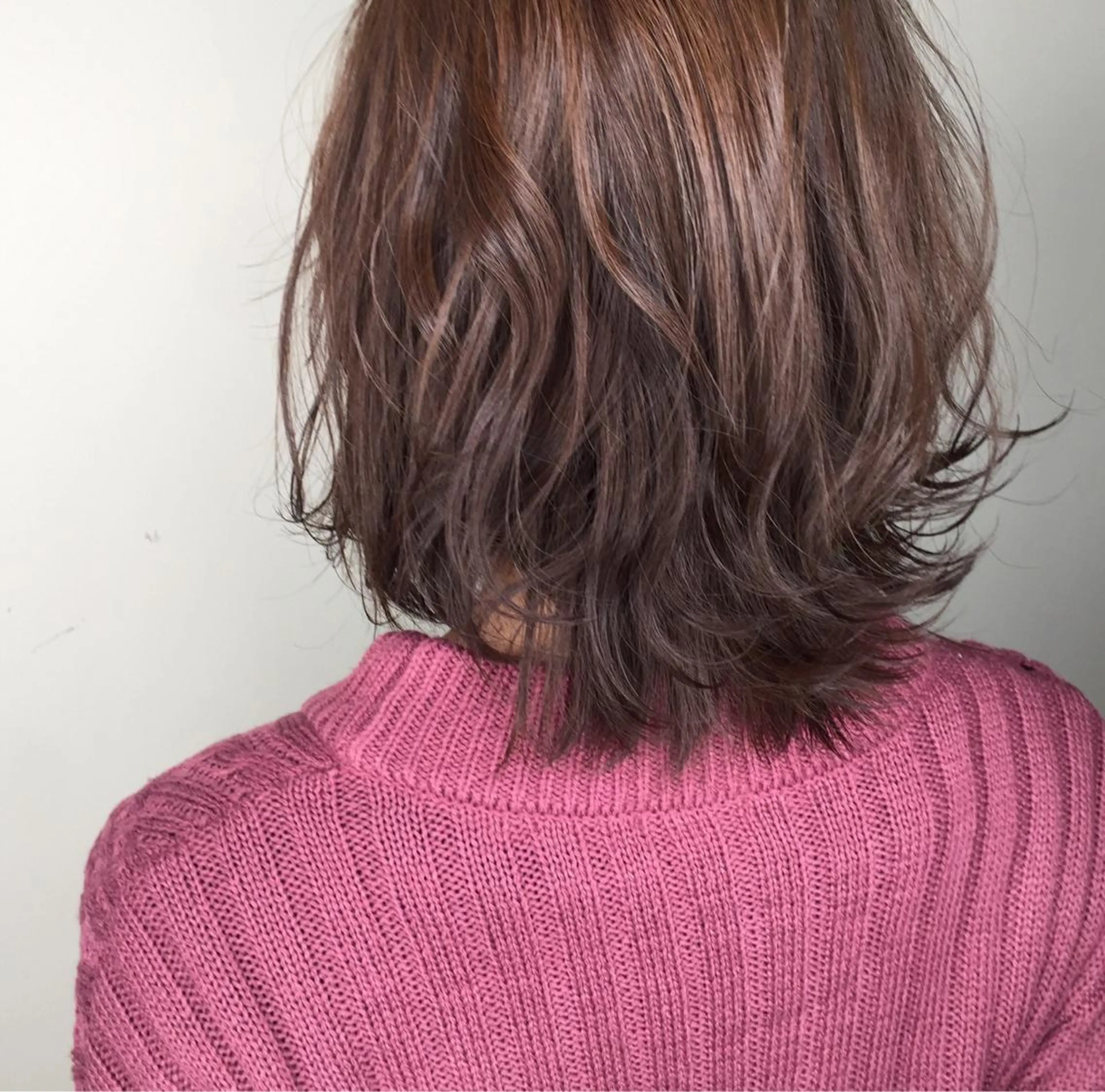 ミディアム カラー アッシュ アッシュグレー ピンクカラー カット ヘアカラー トリートメント オーナースタイリスト 奈須雄紀のヘアスタイル