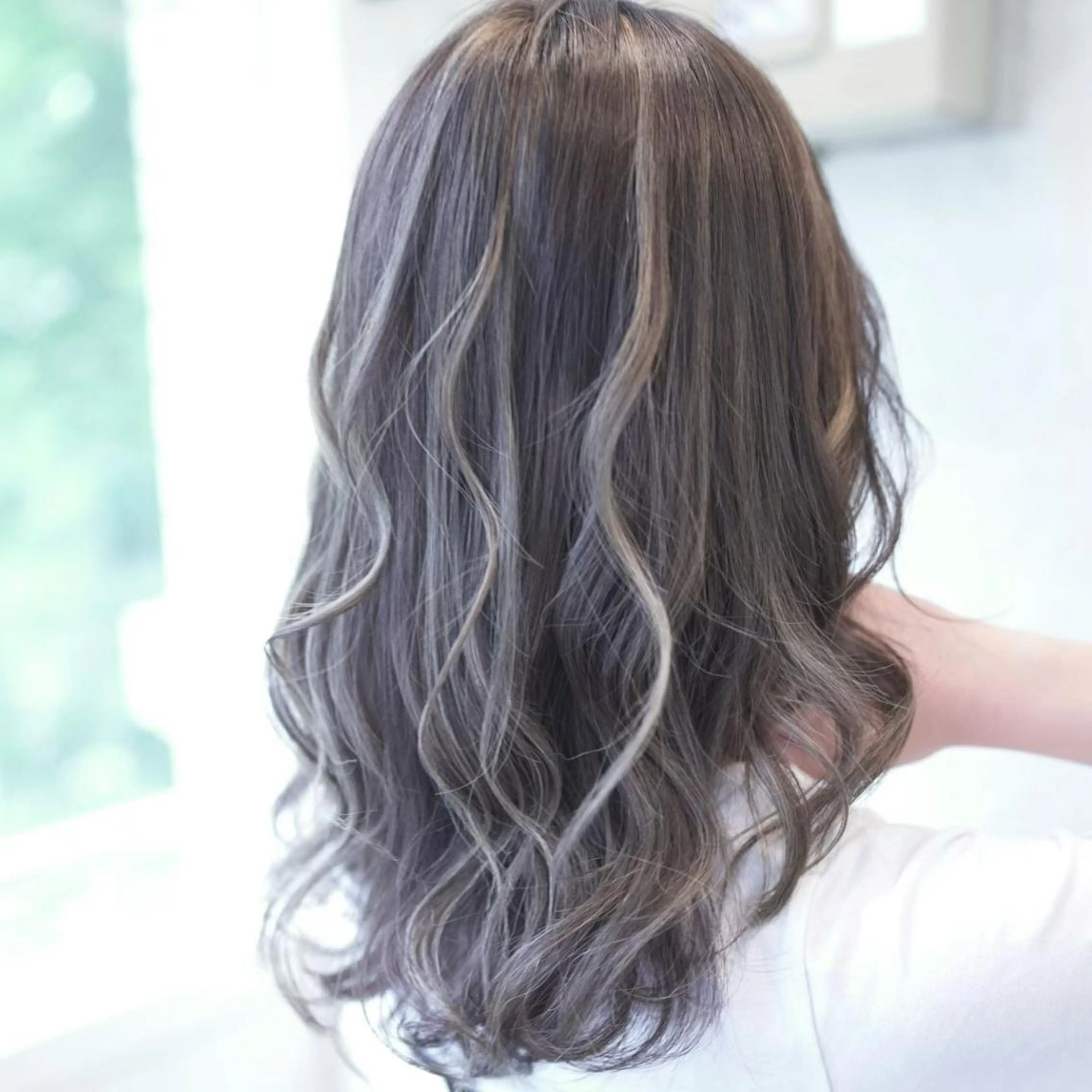 セミロング カラー ヤナ マネージャーのヘアスタイル