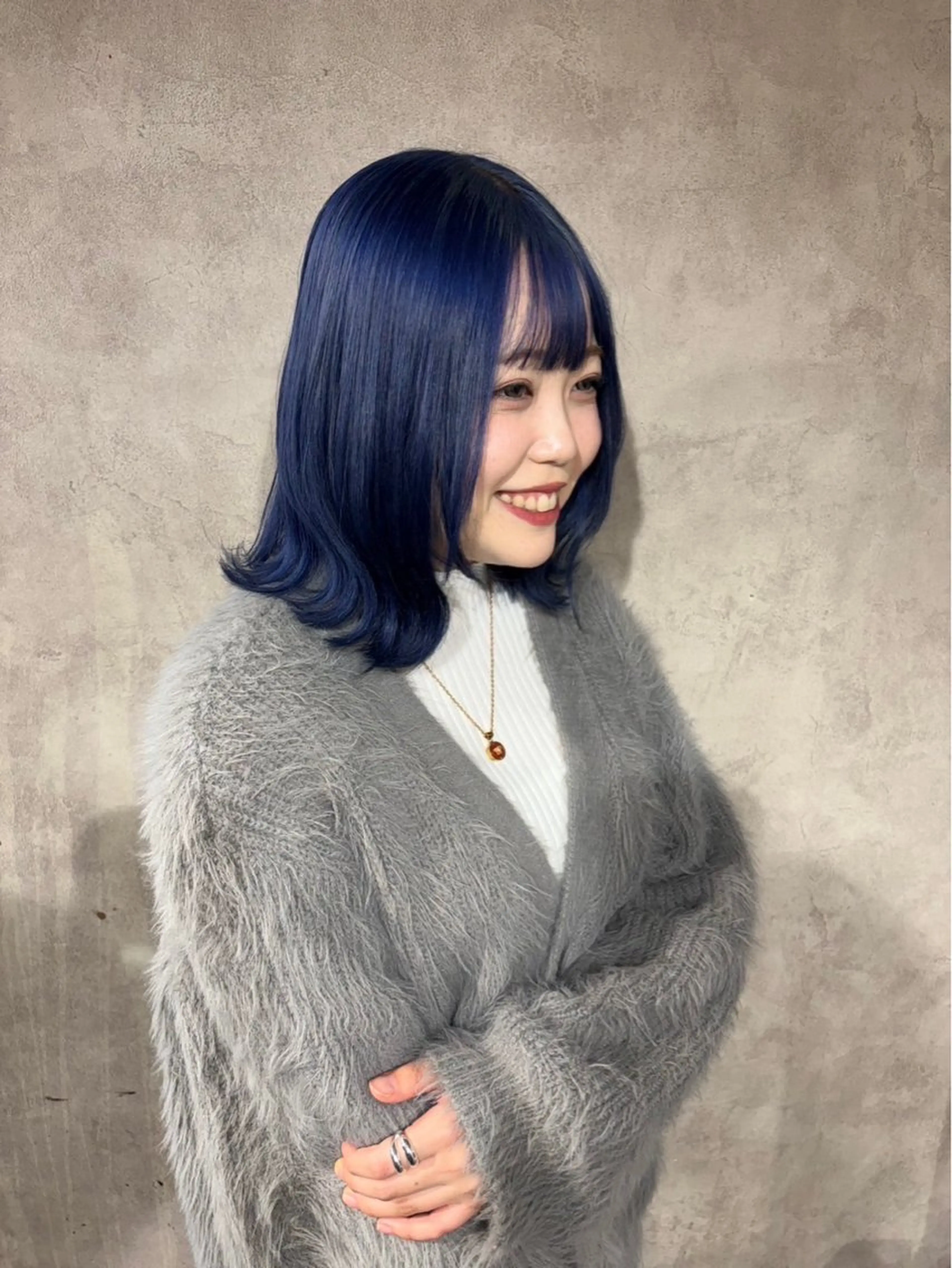 ミディアム カラー ハイトーン YONIのヘアスタイル