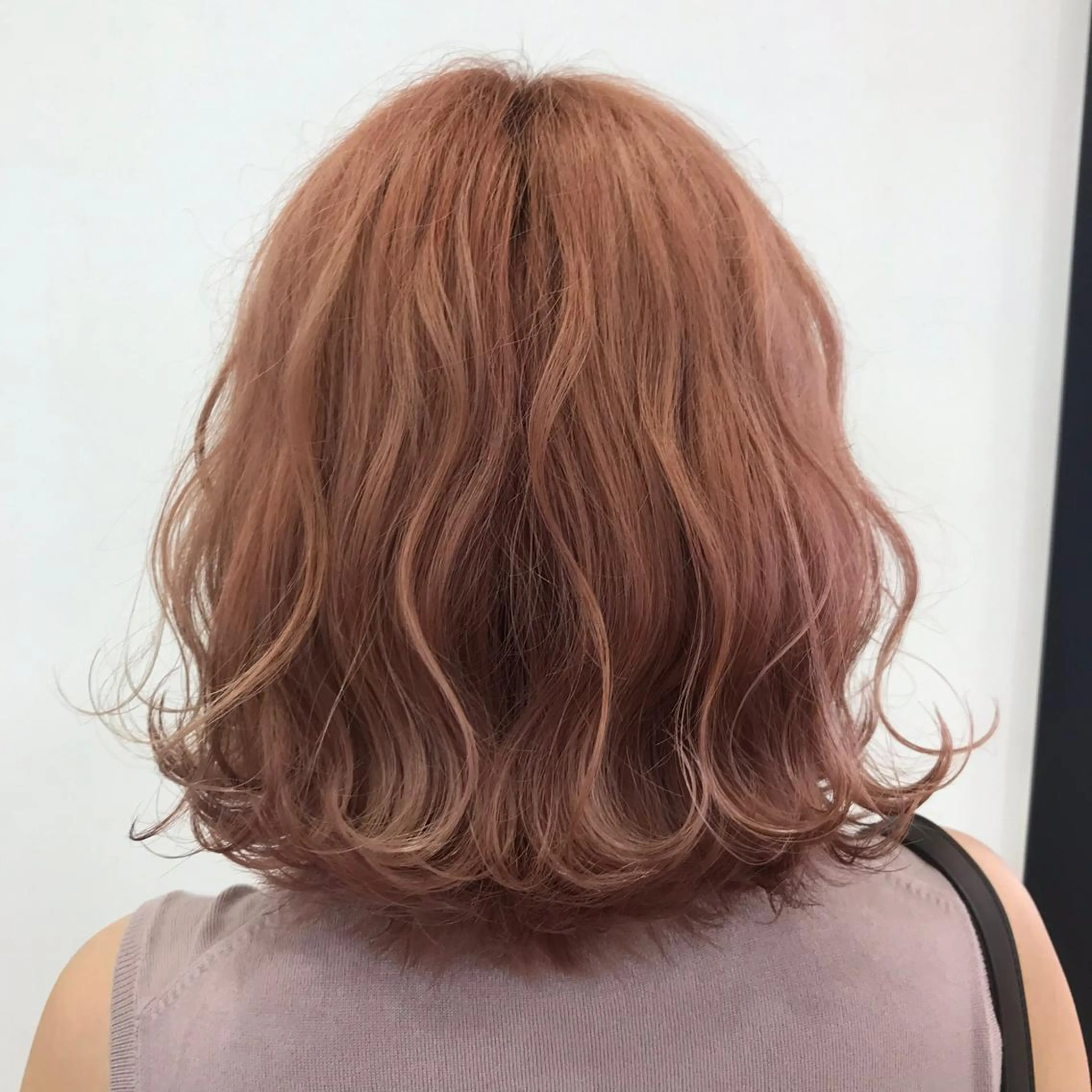 ミディアム 切りっぱなしボブ ボブ メンズ縮毛矯正 ニュアンスパーマのヘアスタイル