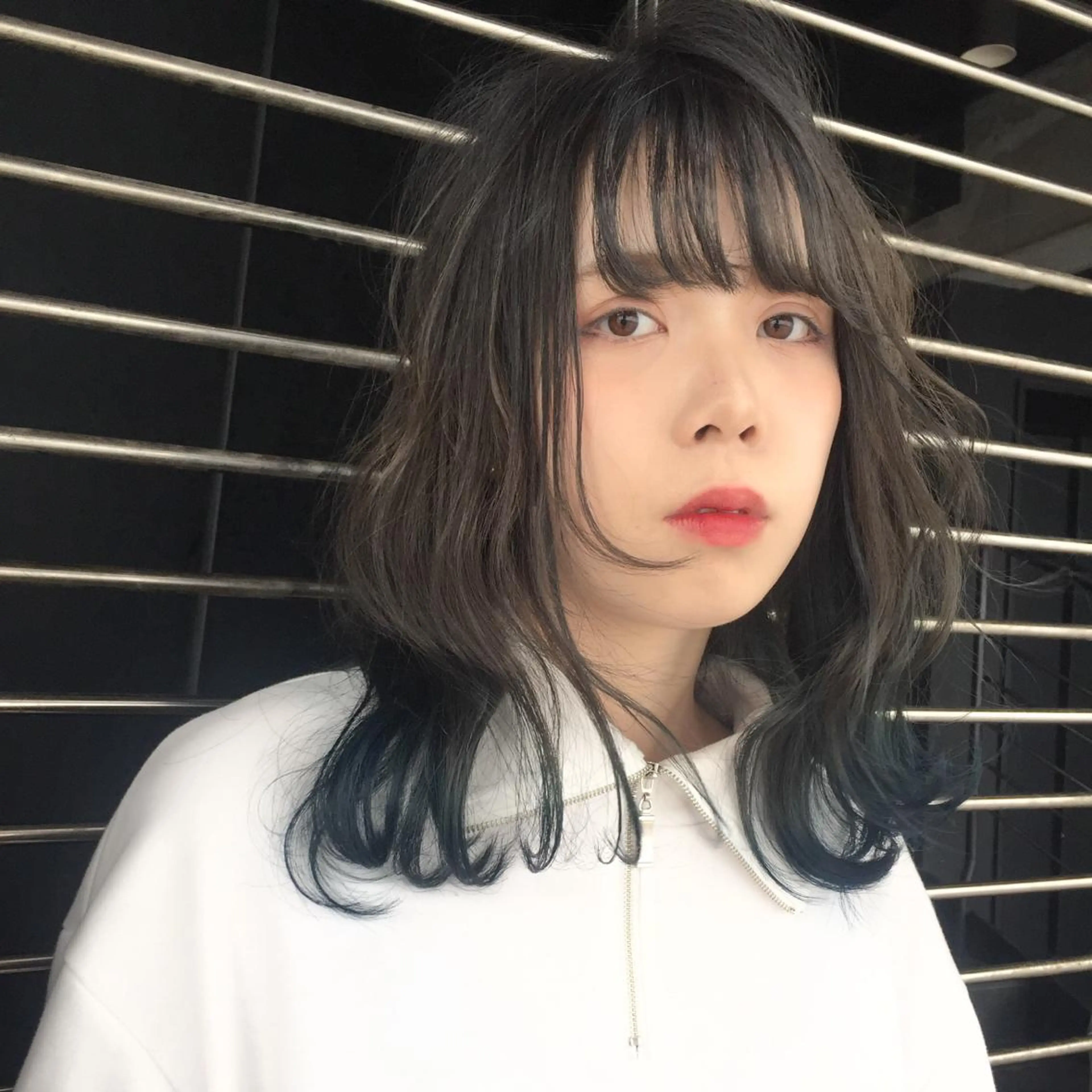 セミロング カラー ホワイト&レイヤーカ ットエクステ長畠俊輔のヘアスタイル