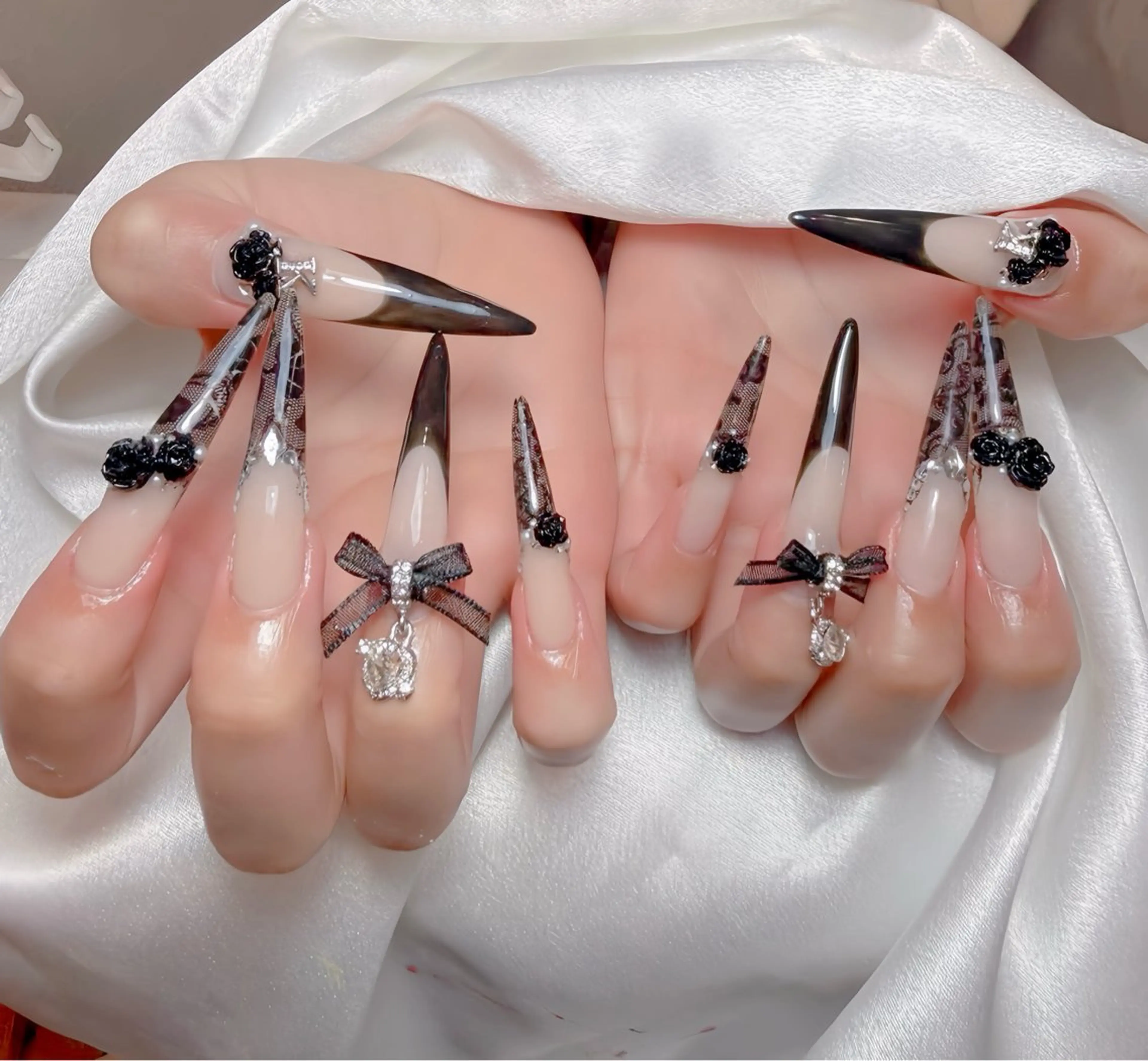 ネイル オーロラネイル ブラウン フラッシュネイル フラワーネイル ハート ハンドネイル Rin Nail 新大久保店のネイルデザイン