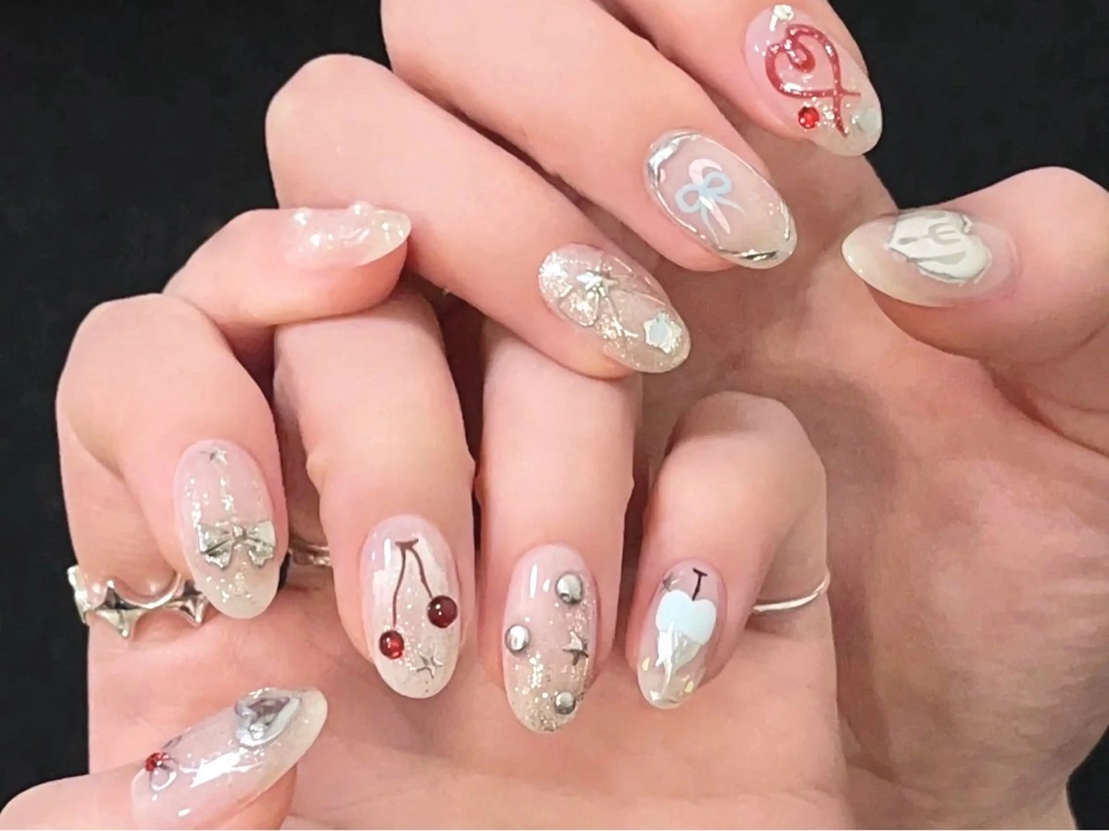 ネイル アートネイル ガーリー キラキラネイル リボン シルバー ハンドネイル ハンドケア DarkHoney 池袋店のネイルデザイン
