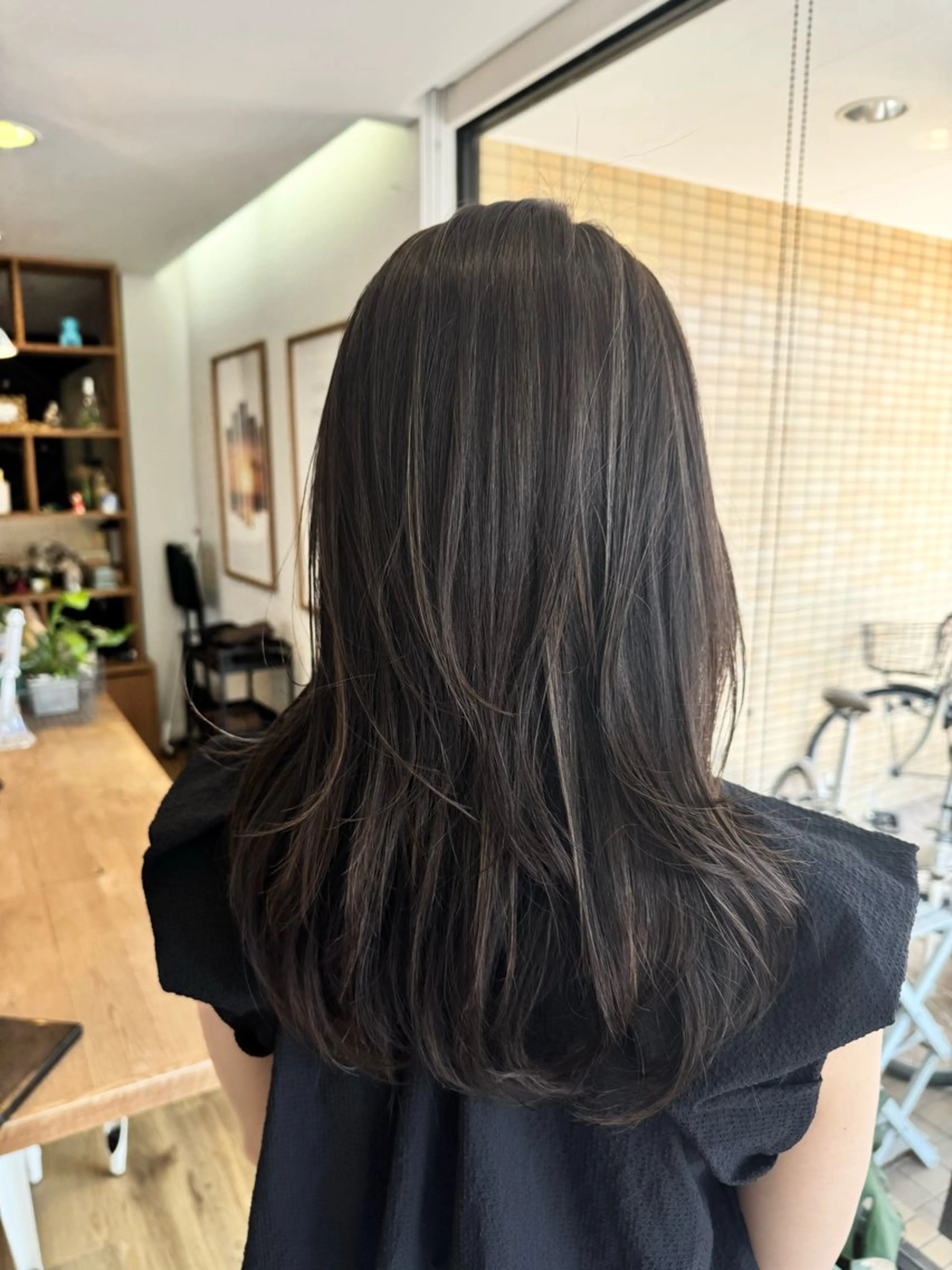 ロング カラー アッシュ アッシュブラック 黒髪 ハイライトカラー ハイライト ヘアカラー トリートメント ツキダテ ユイのヘアスタイル