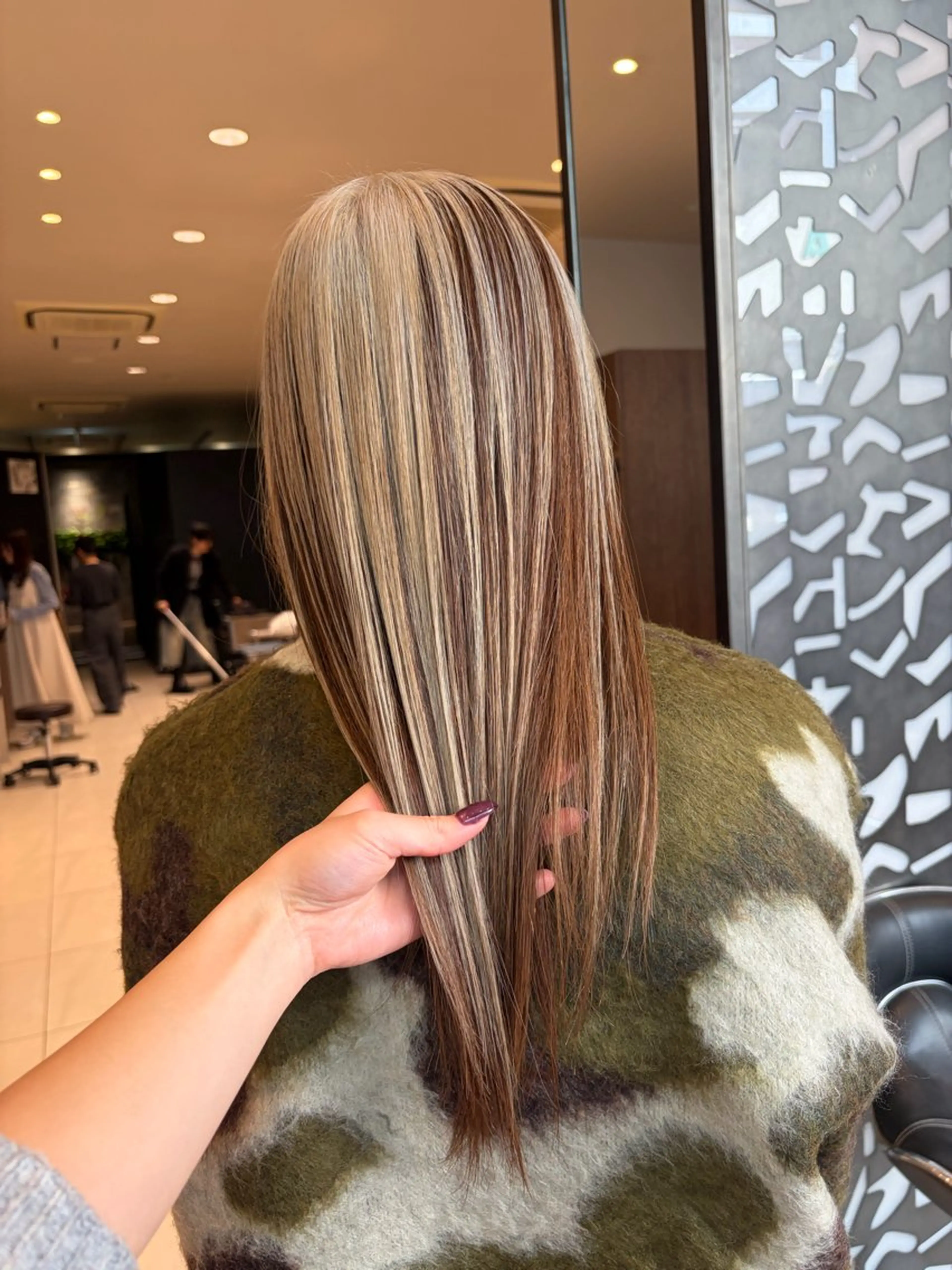 ロング カラー ベージュカラー ブロンド デザインカラー ミルクティーベージュ ヘアカラー ルナ|縮毛矯正 ×デザインカラー🥝のヘアスタイル