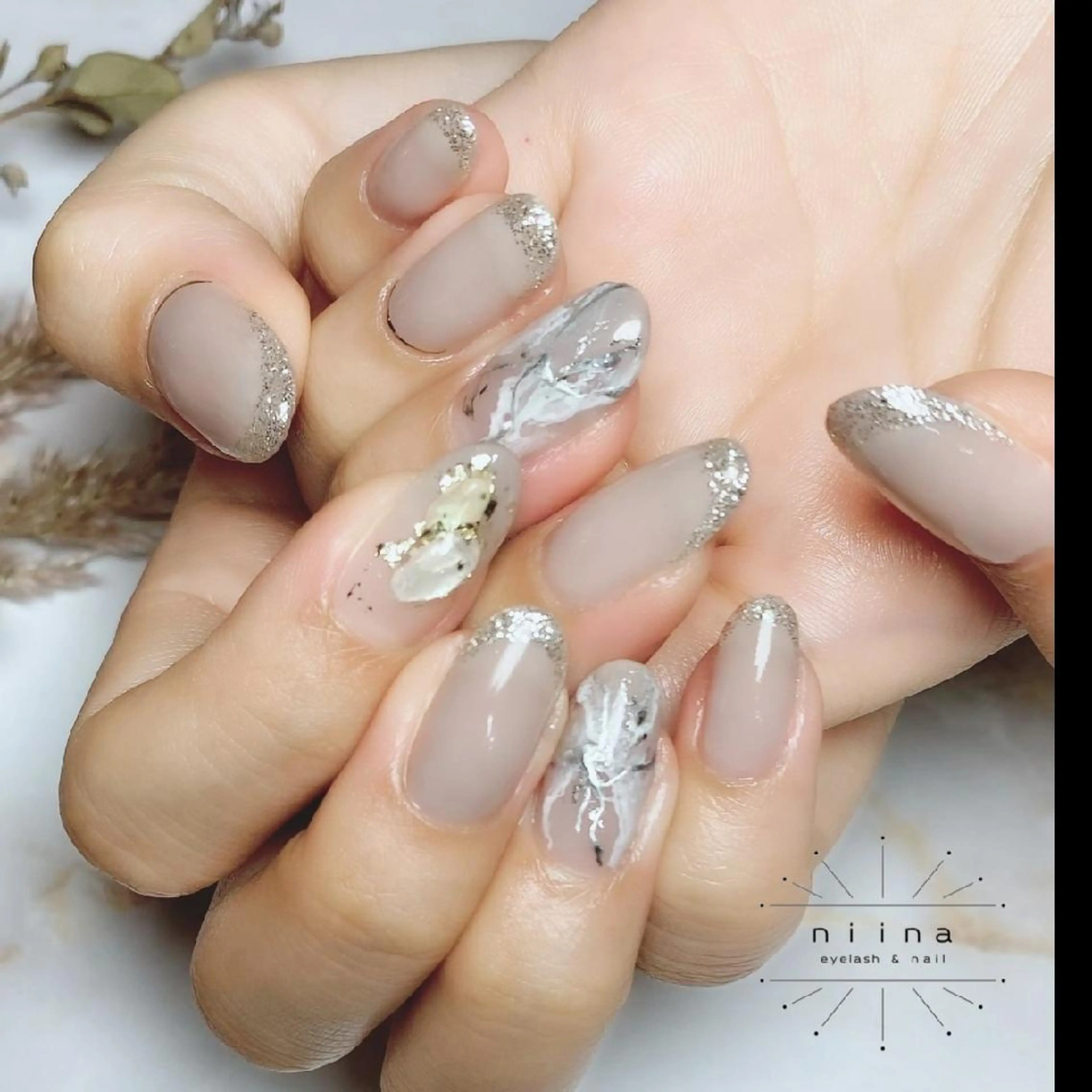 ネイル フレンチネイル ラメ(グリッター) シルバー n i i n a  -eye&nail-のマツエク・マツパデザイン