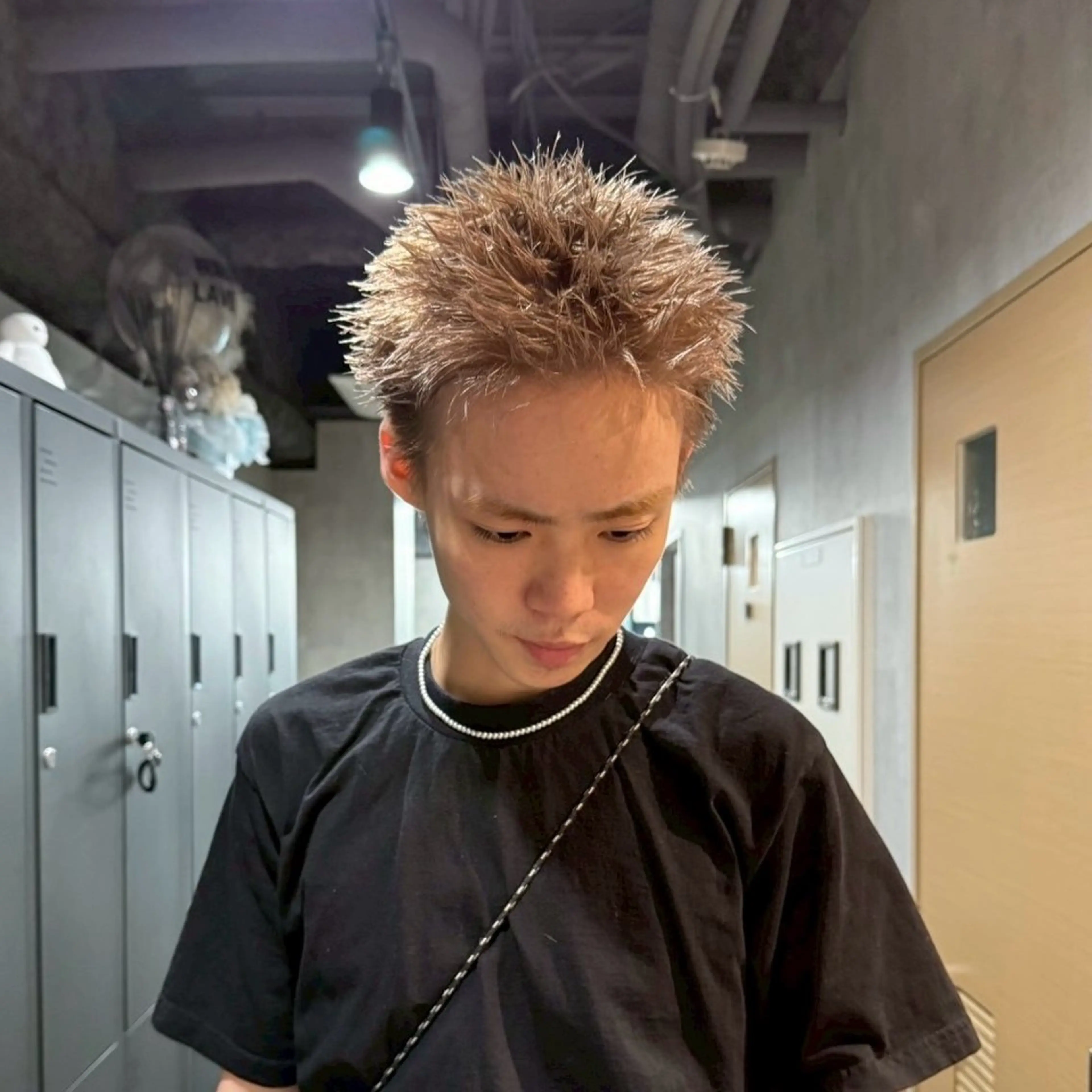 ショート カラー メンズ メンズブリーチ スパイキーショート 刈り上げ ベージュカラー ブリーチ カット ヘアカラー トリートメント スパイキーショート/ 短髪/渋谷/kiyoのヘアスタイル