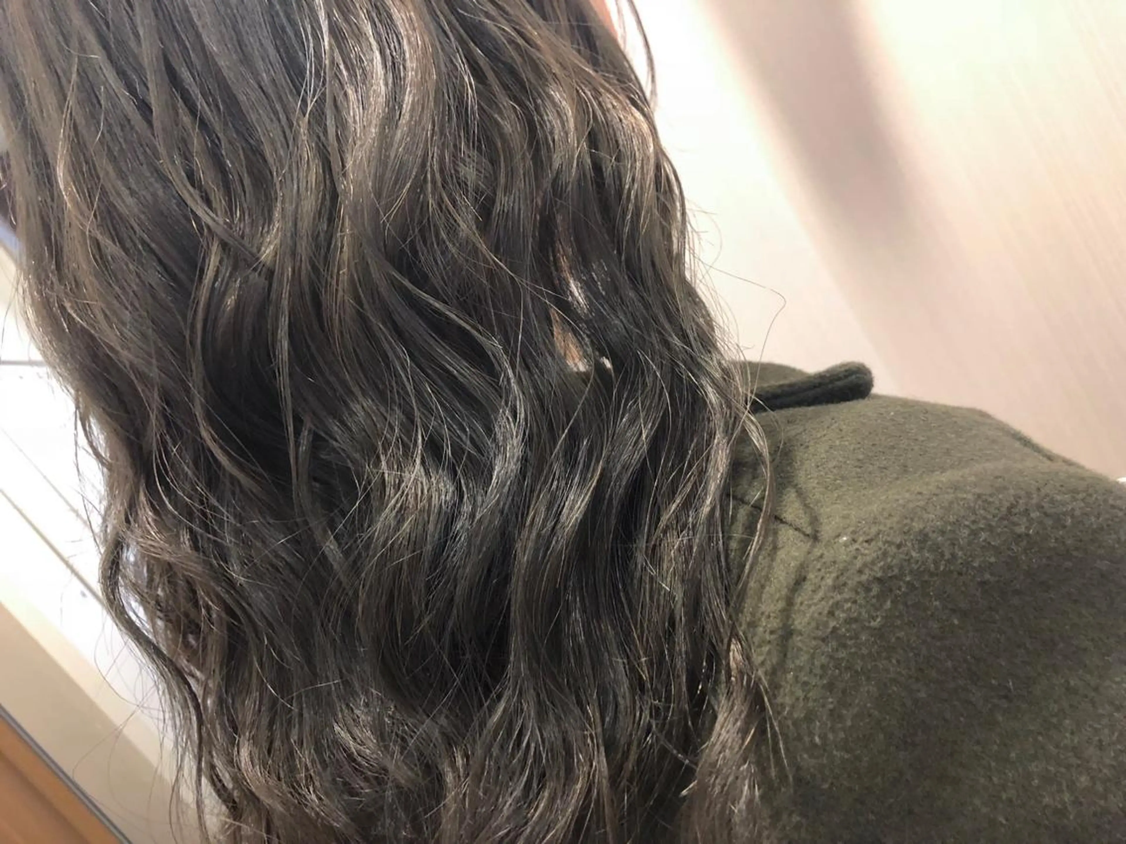 ロング カラー アッシュ 透明感カラー ダークアッシュ トリートメント 小國 綾かのヘアスタイル