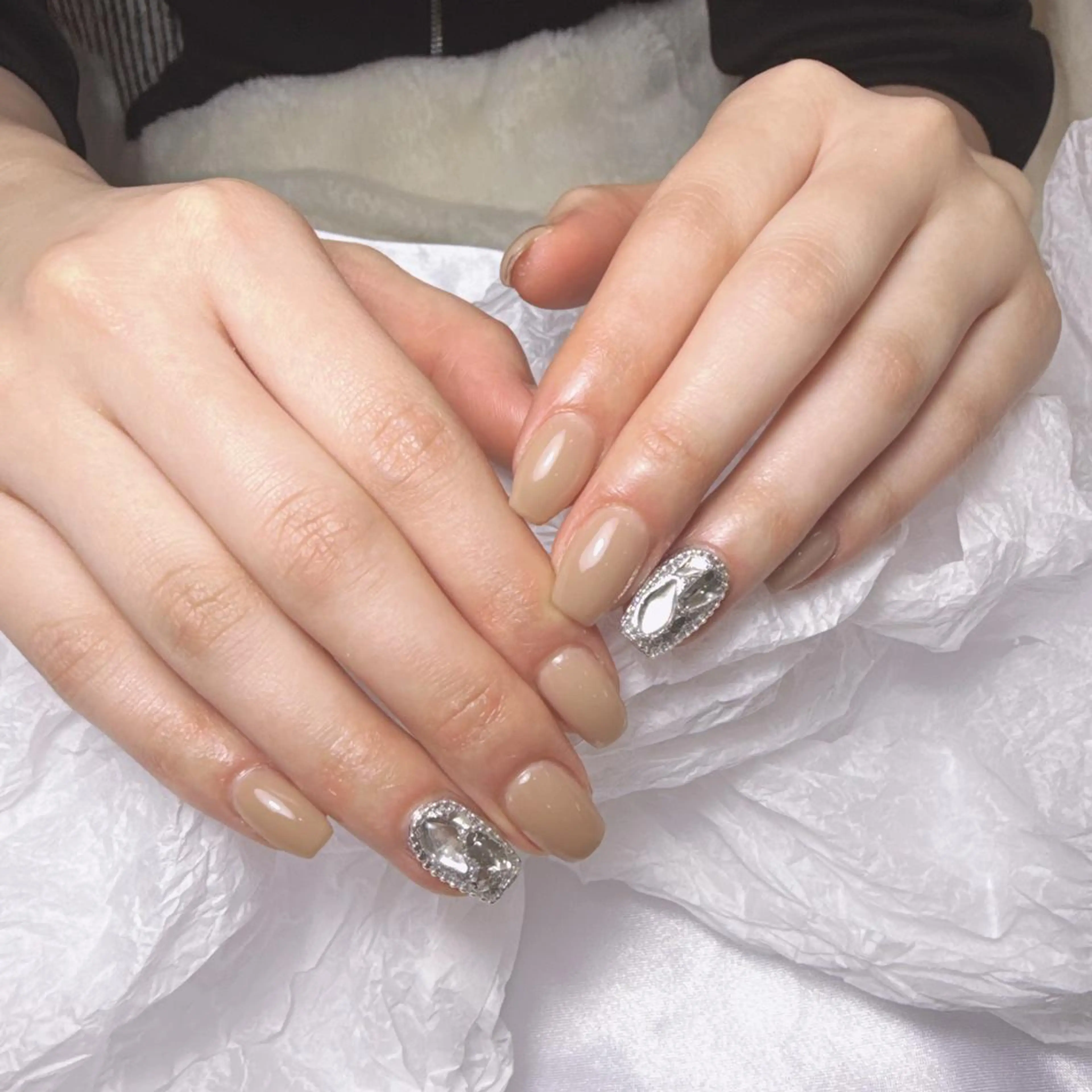 【HANDオフ無し】2本ストーン埋め尽くし　ネイルデザインの写真