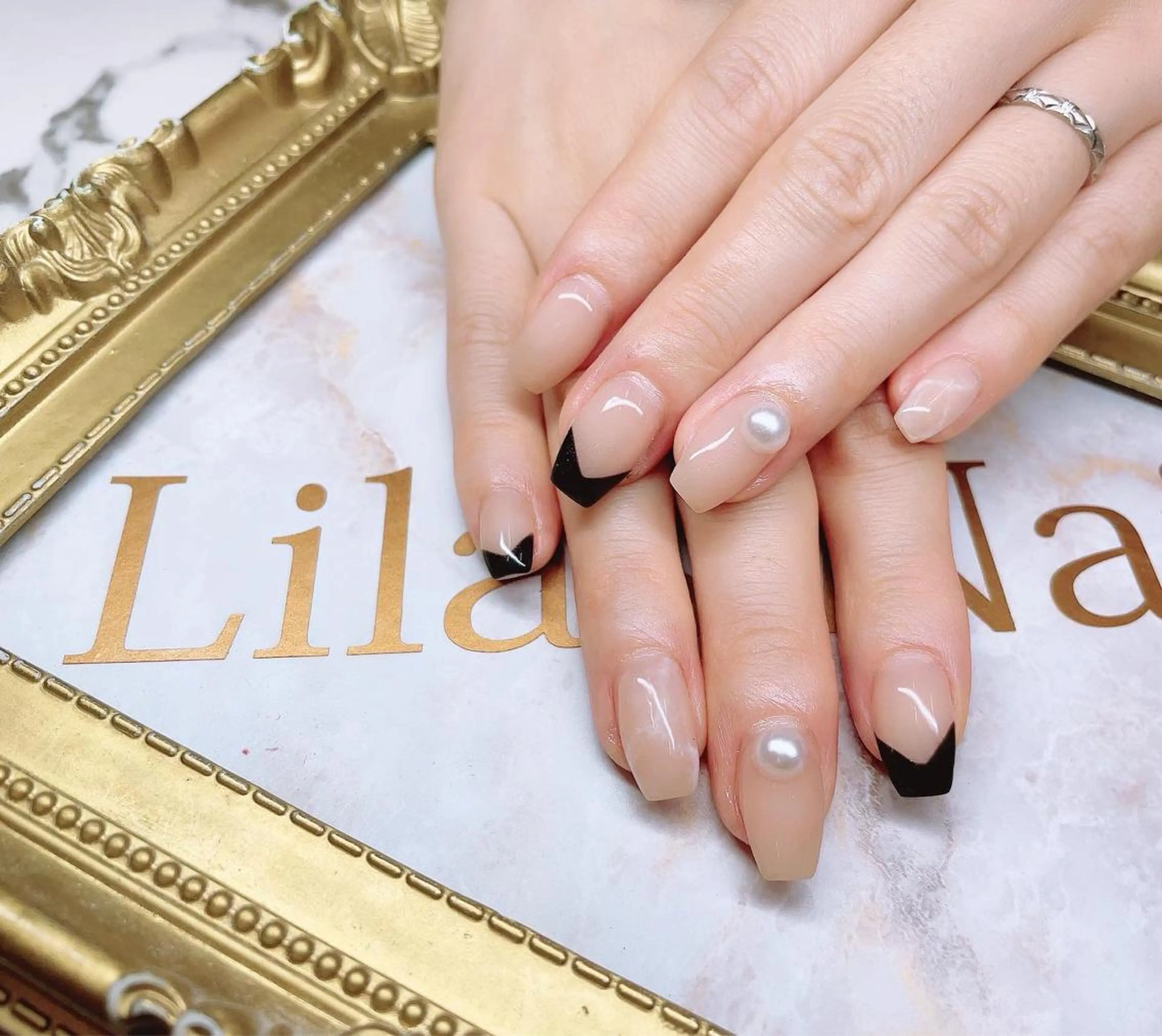 ネイル ドット フラワーネイル フレンチネイル ジェルネイル ハードジェル Lilas Nailのネイルデザイン