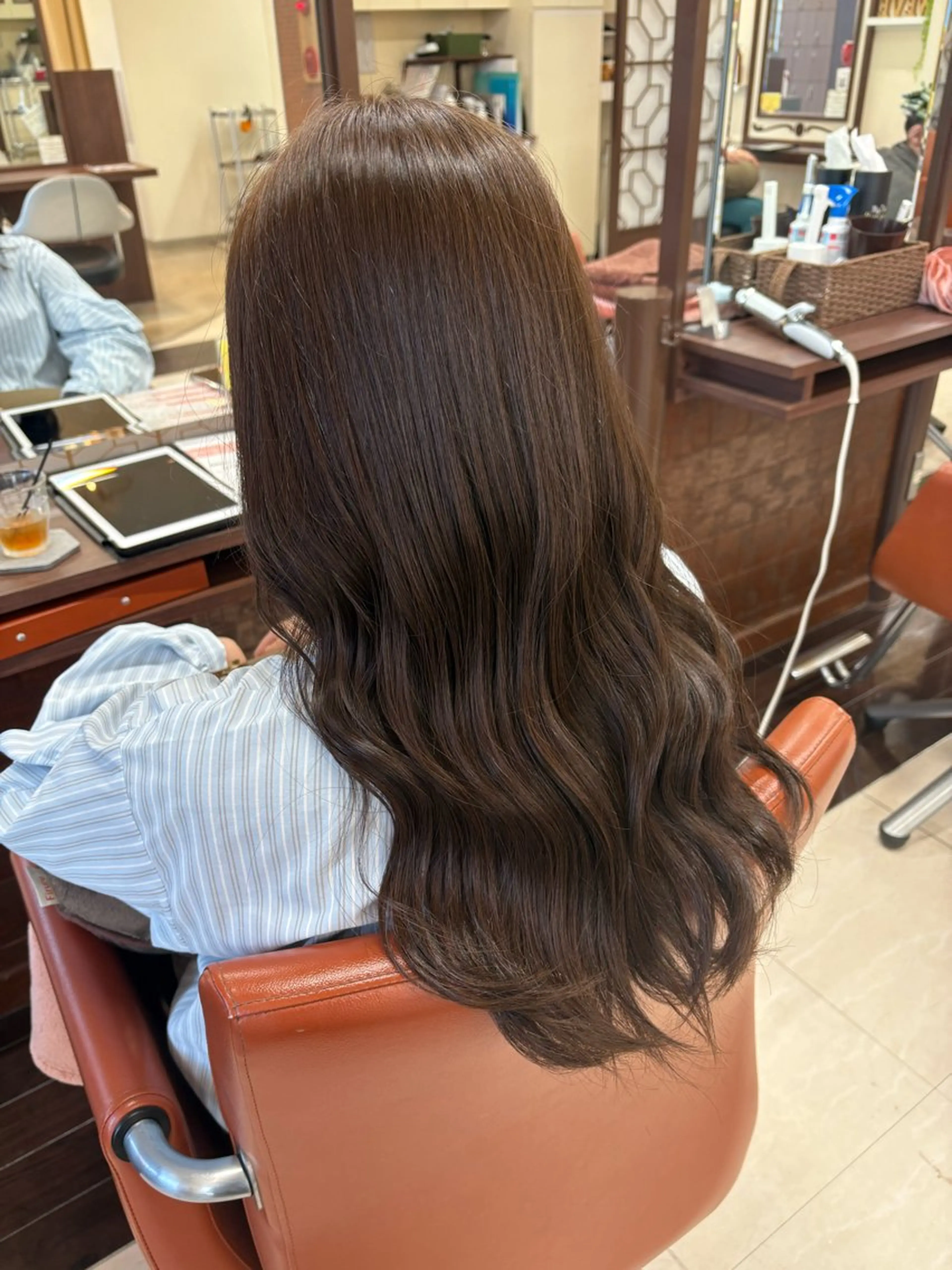 カラー ベージュカラー オリーブベージュ ヘアカラー レイヤー×垢抜け/ ハイトーン/朝倉友香のヘアスタイル