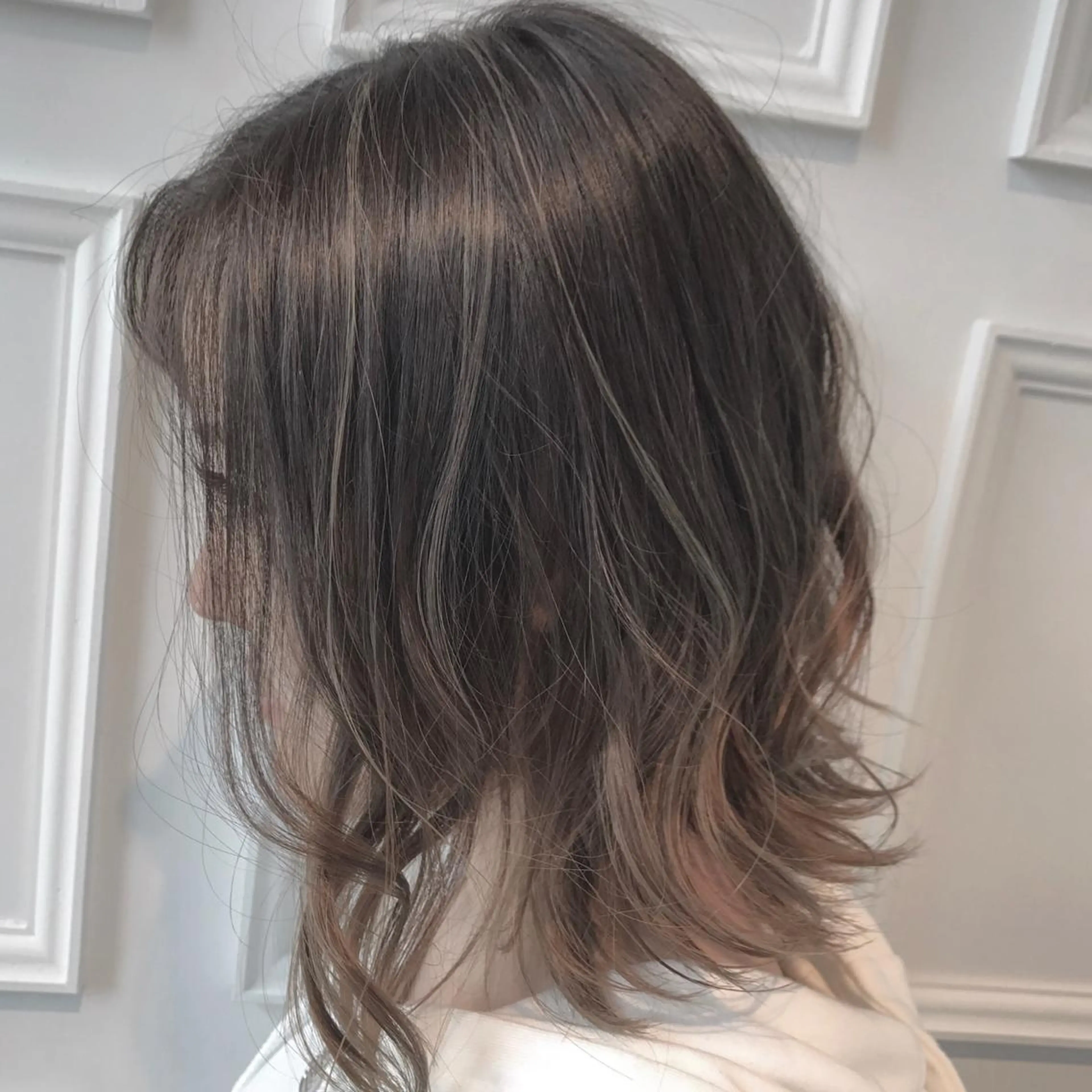 ミディアム カラー バレイヤージュ シルバー レイヤーカット SALOWIN神戸三宮East店所属・【透明感、艶髪】西村 有司のヘアスタイル
