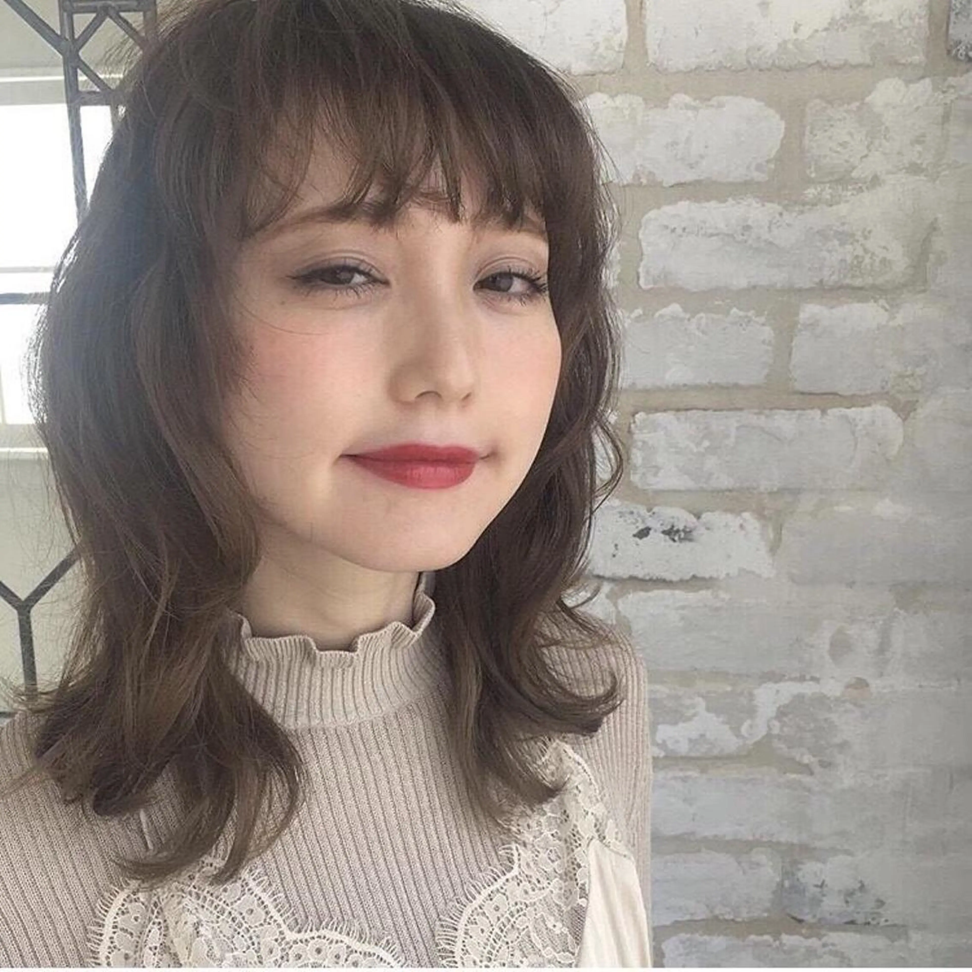 ミディアム カラー ヘアアレンジ マツエク・マツパ レイヤーカット✖️ 柔らかベージュカラーのヘアスタイル