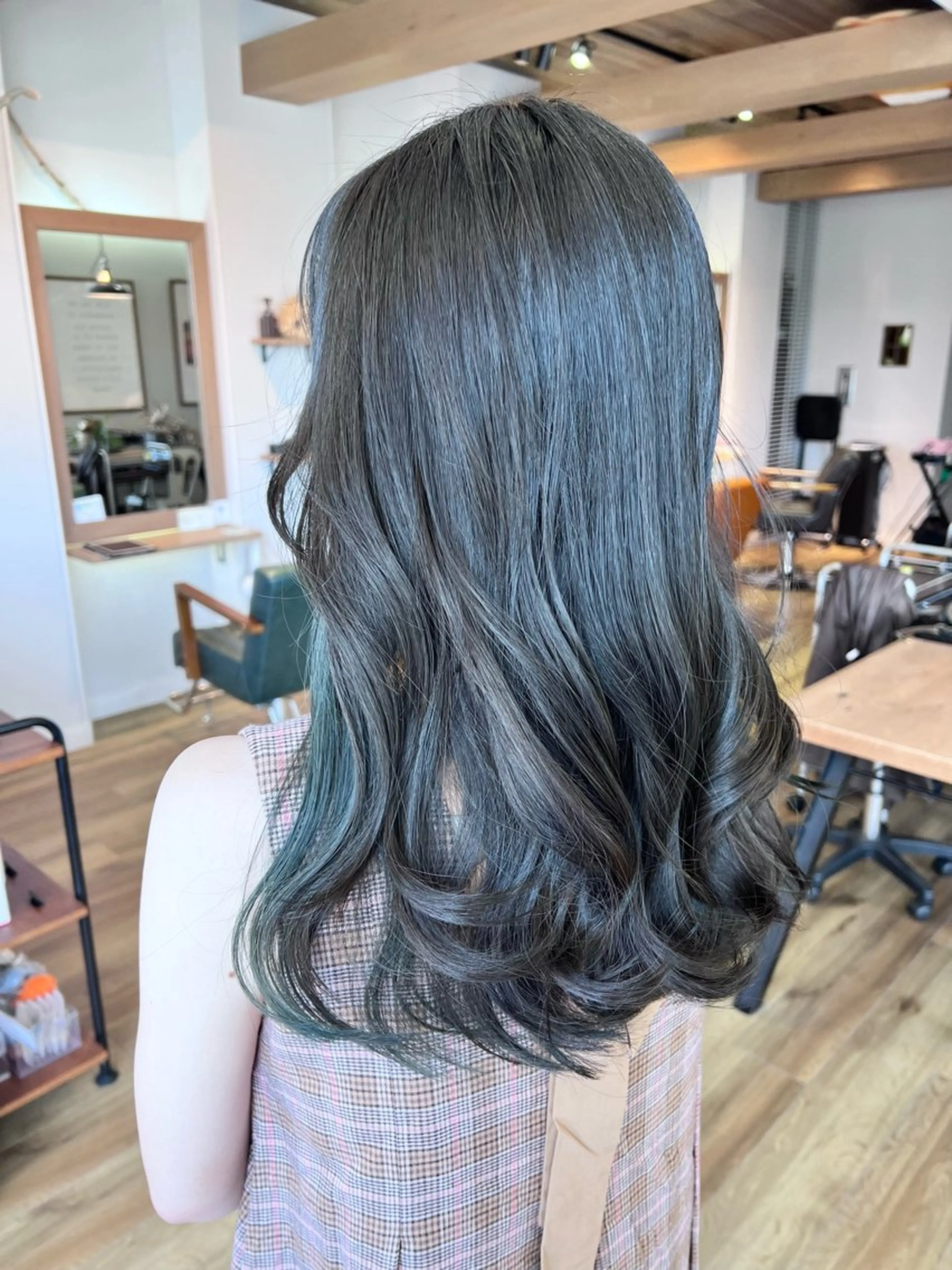 ロング カラー グレージュ オリーブグレージュ オリーブグレー ヘアカラー トリートメント ツキダテ ユイのヘアスタイル