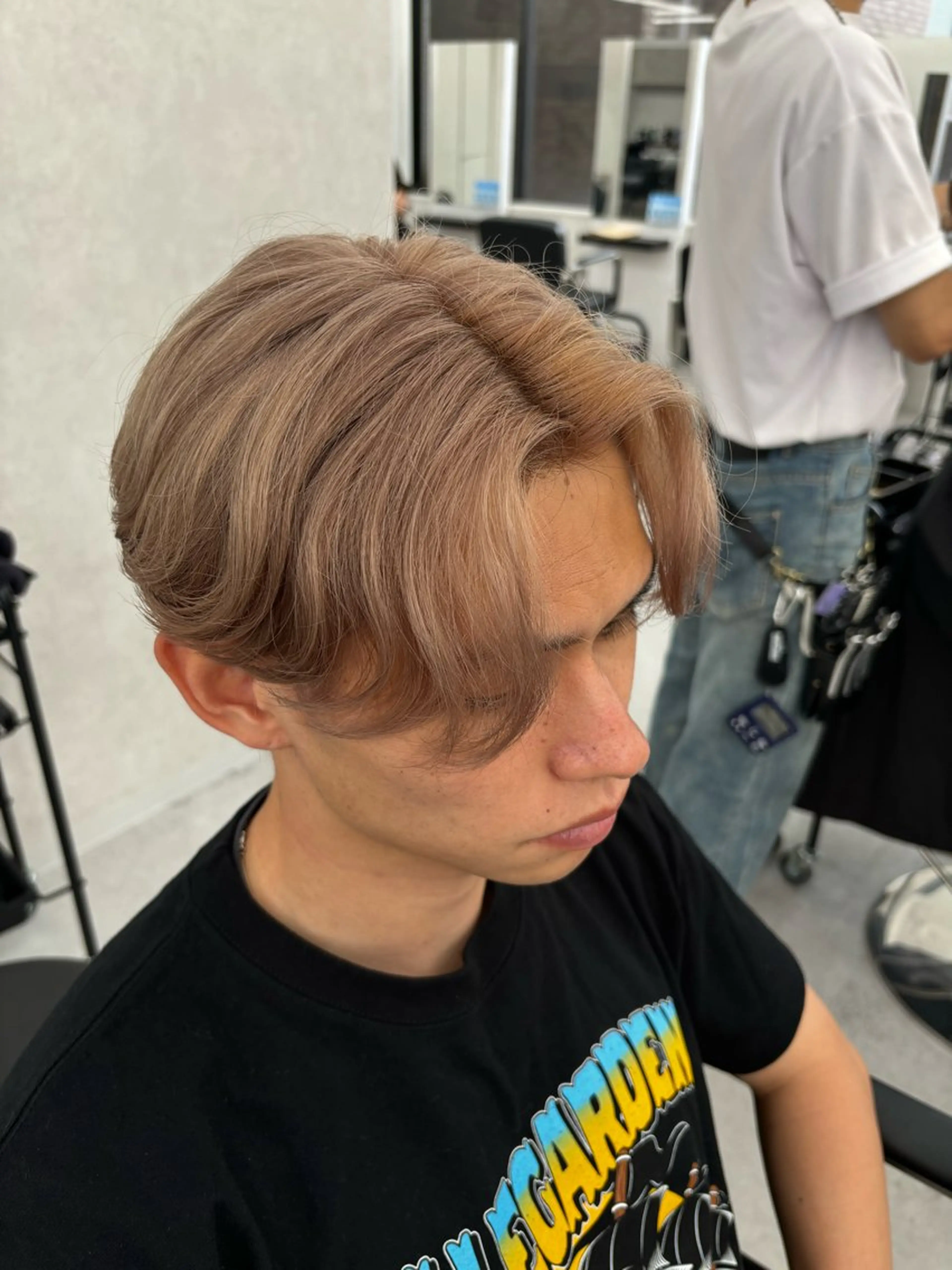 ミディアム カラー メンズ メンズブリーチ ベージュカラー ブリーチ ミルクティーベージュ カット ヘアカラー ✨️センターパート/ 曲がる縮毛矯正✨️のヘアスタイル