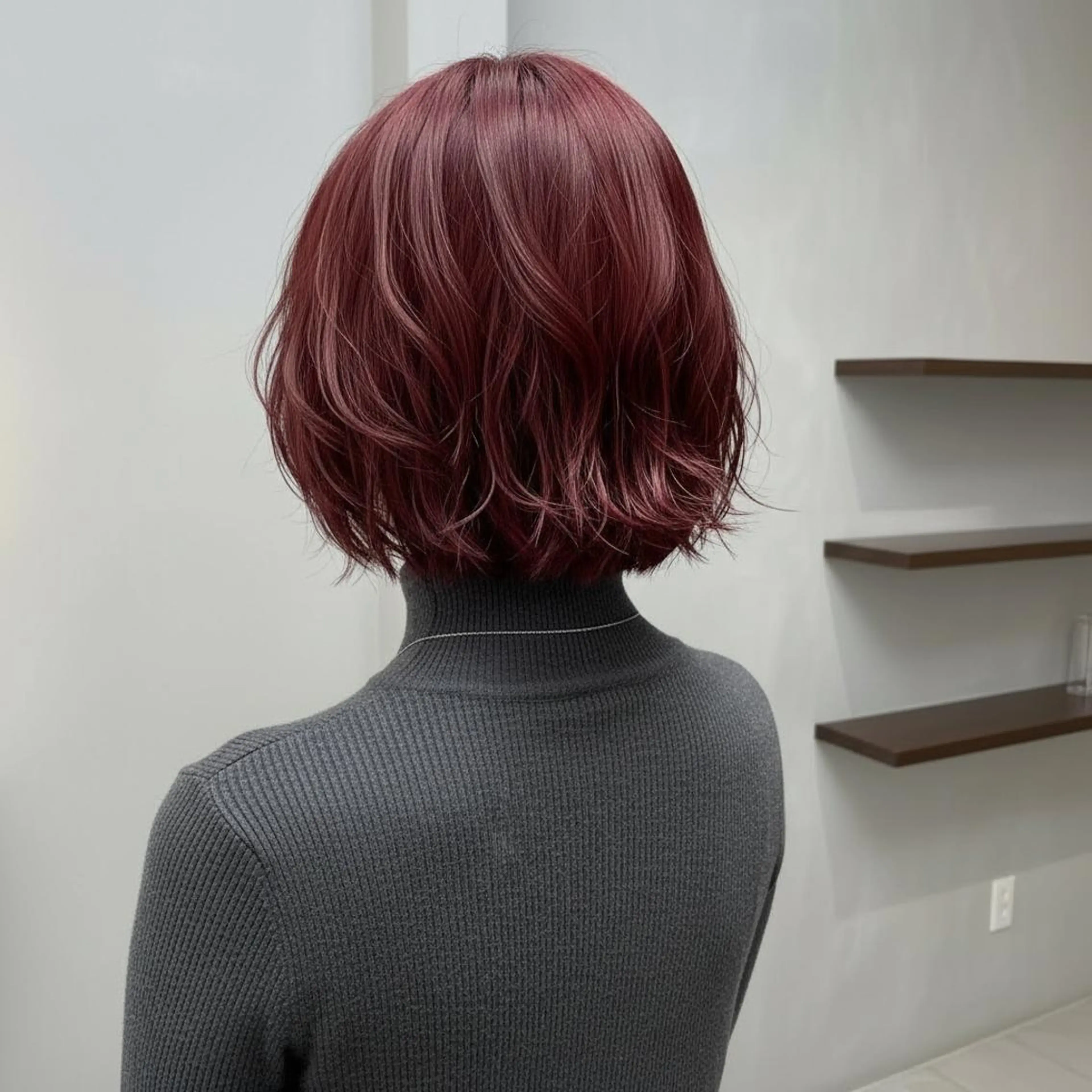 ミディアム 💕透明感赤味カラー ぱっつんボブ🩷のヘアスタイル