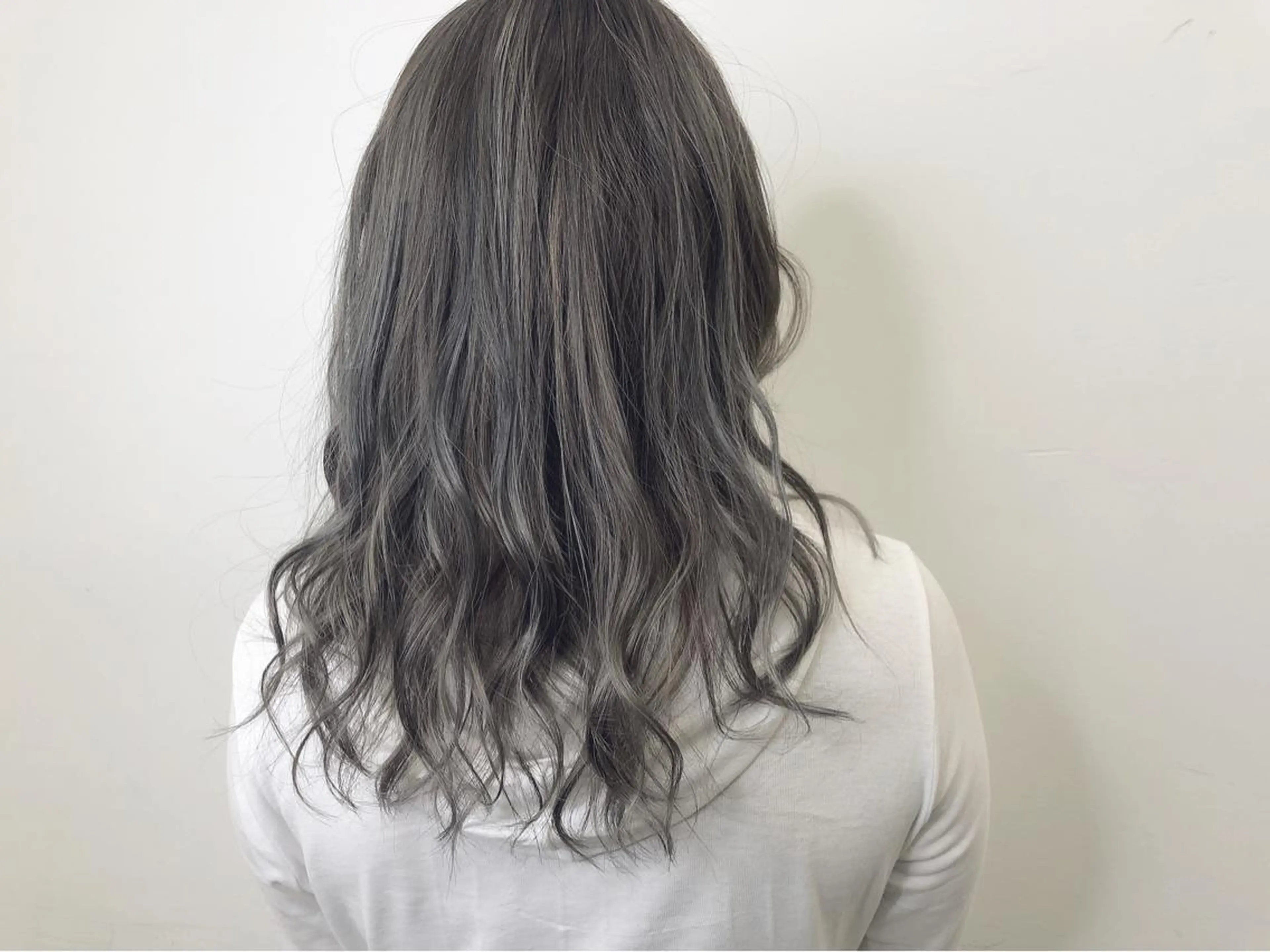 ミディアム カラー グレージュ ハイライトカラー シルバー シルバーグレージュ 3Dハイライト メンズ レイヤー ウルフ 弓木啓輔のヘアスタイル