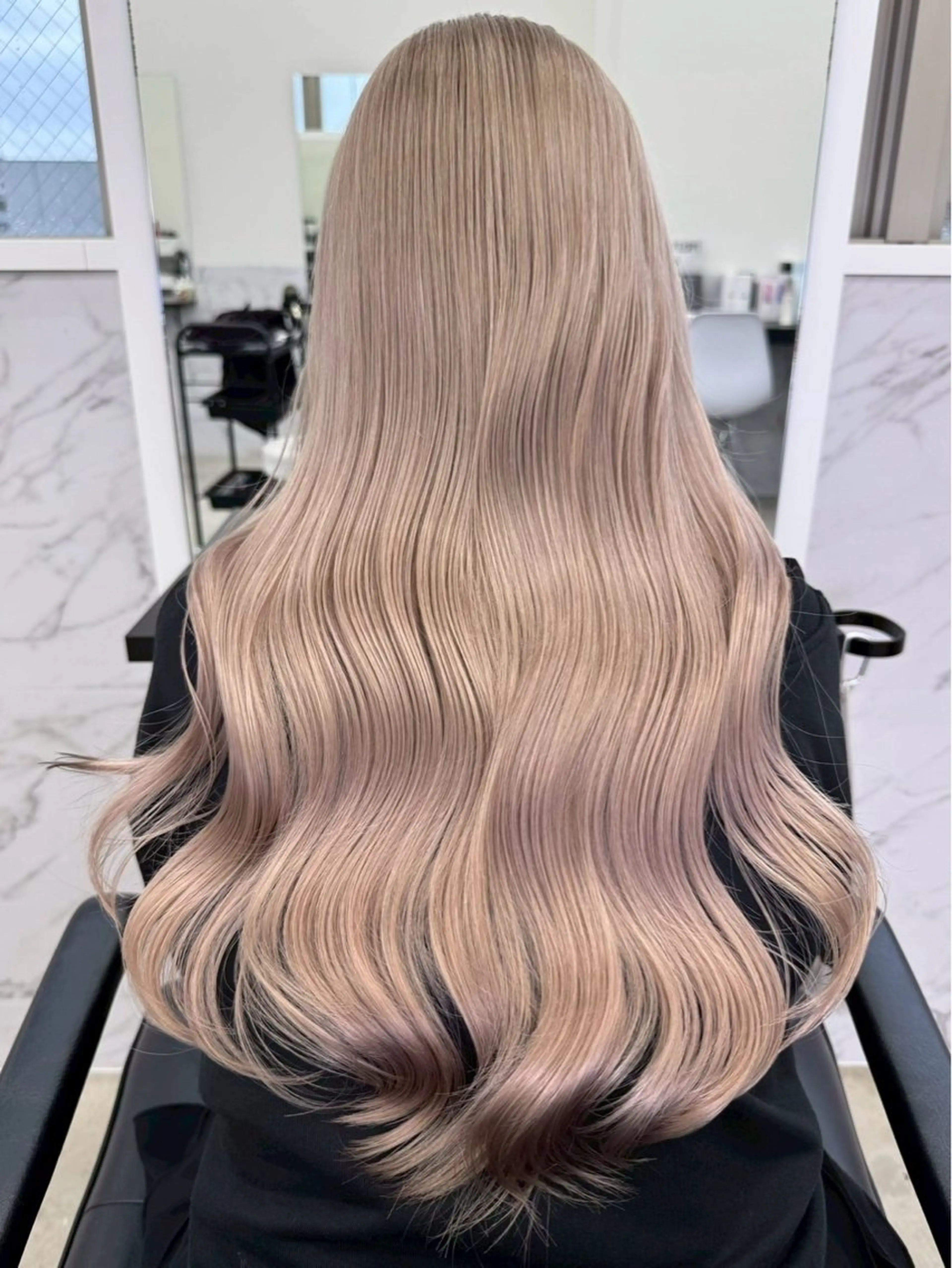 カラー アッシュ アッシュブロンド ベージュカラー ブリーチ ブロンド 和木坂 日美のヘアスタイル