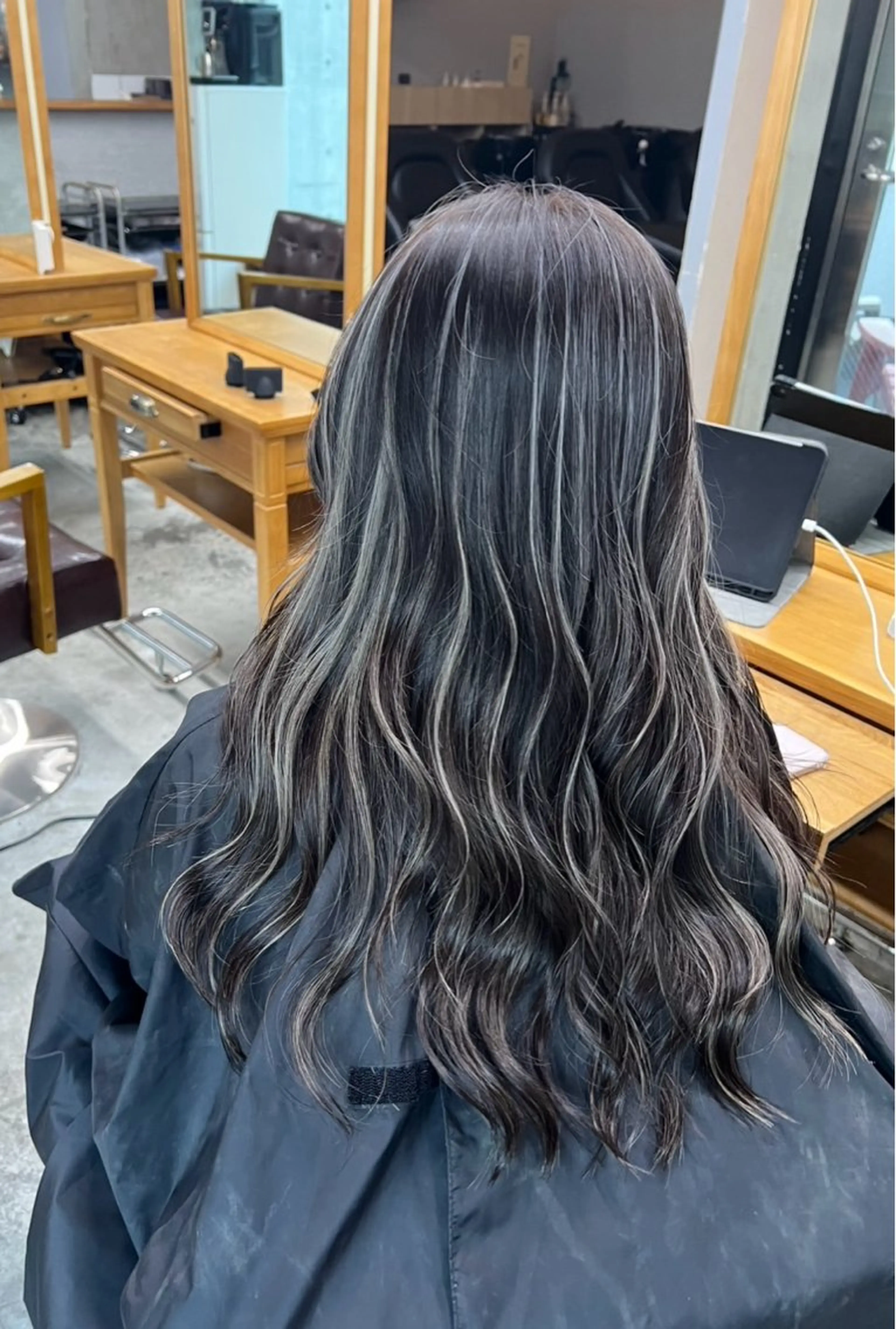 ロング カラー ダークグレー ダークグレージュ グレージュ ハイライトカラー ハイライト ヘアカラー トリートメント 指名数No.1 /NAOYAのヘアスタイル