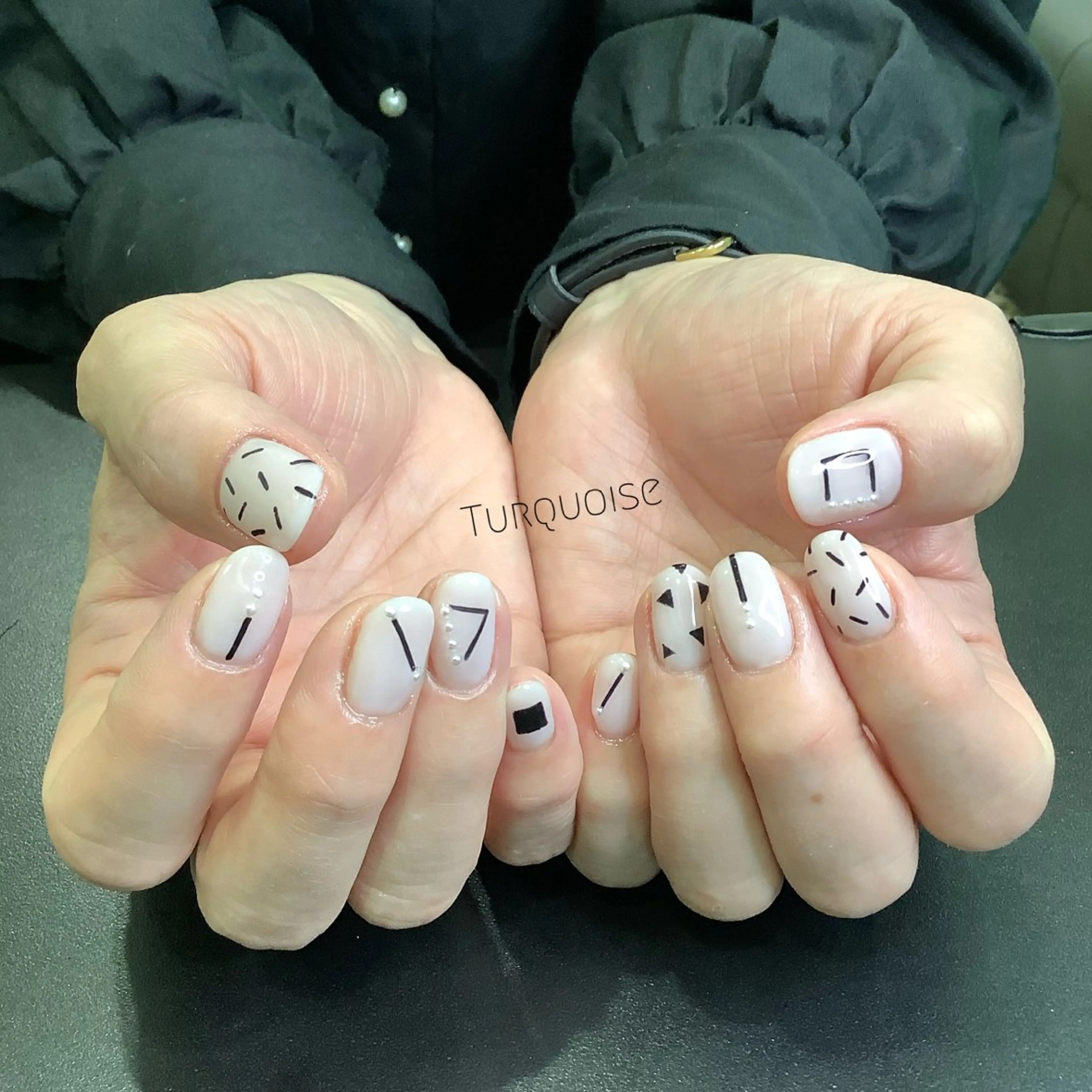 ネイル ハンドネイル ハンドケア 個性派ネイルサロン 💅🏼ターコイズのネイルデザイン