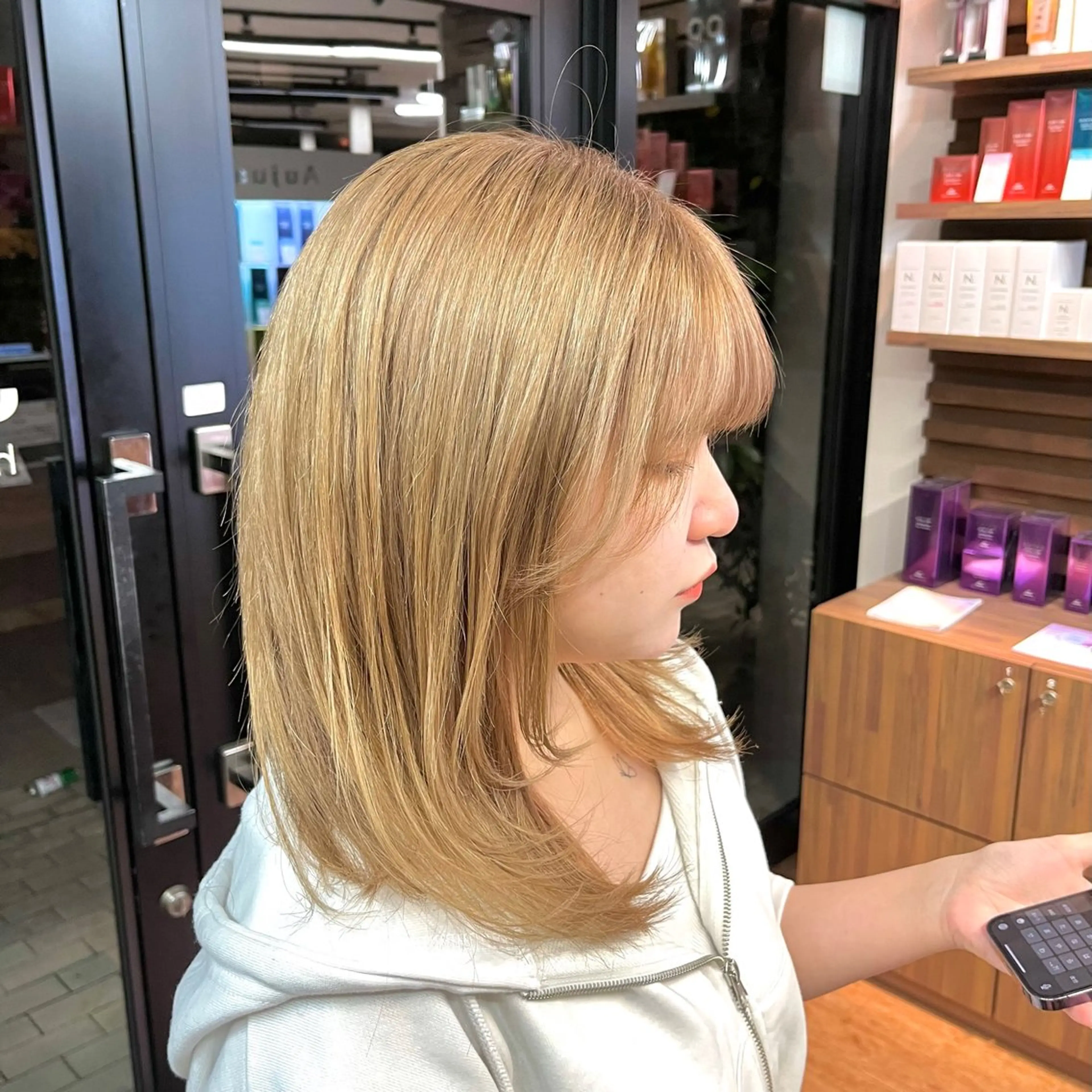 ミディアム カラー ブロンド ハイトーンカラー カット ヘアカラー 有田裕真 【ブリーチカラー】のヘアスタイル