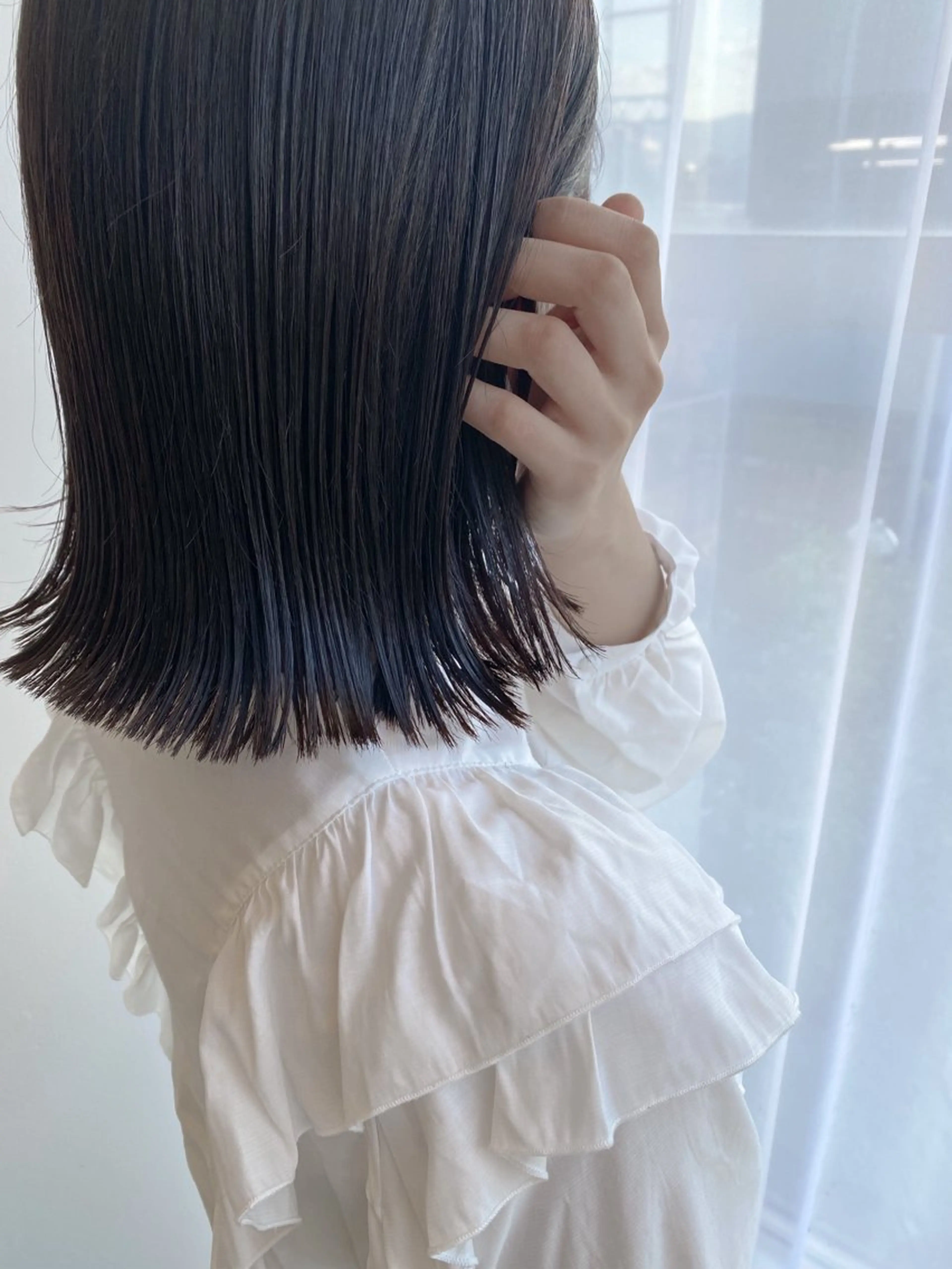 ミディアム カット ヘアカラー ヘアーロウル ニコラのヘアスタイル