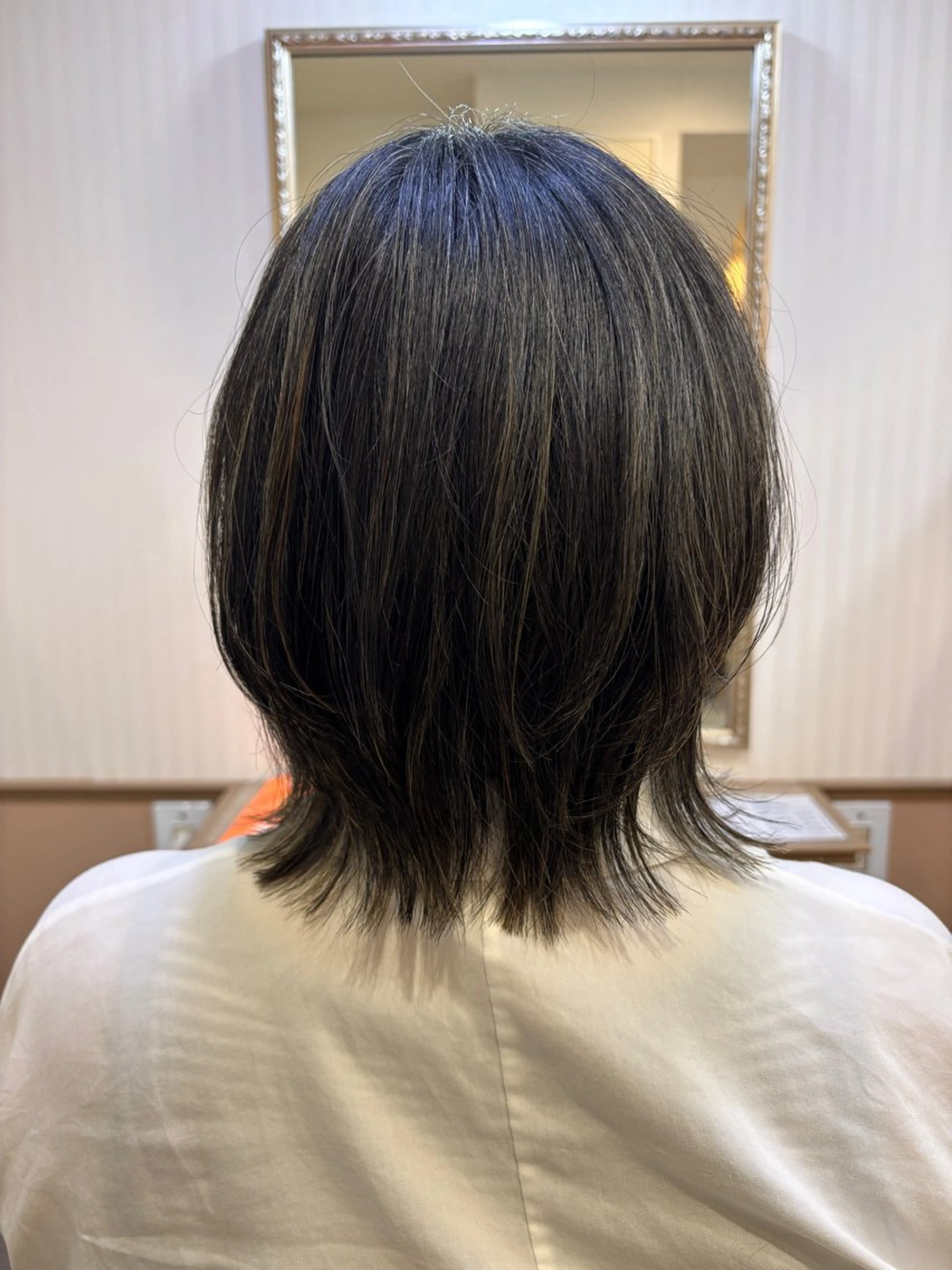 ミディアム 吉井 愛のヘアスタイル