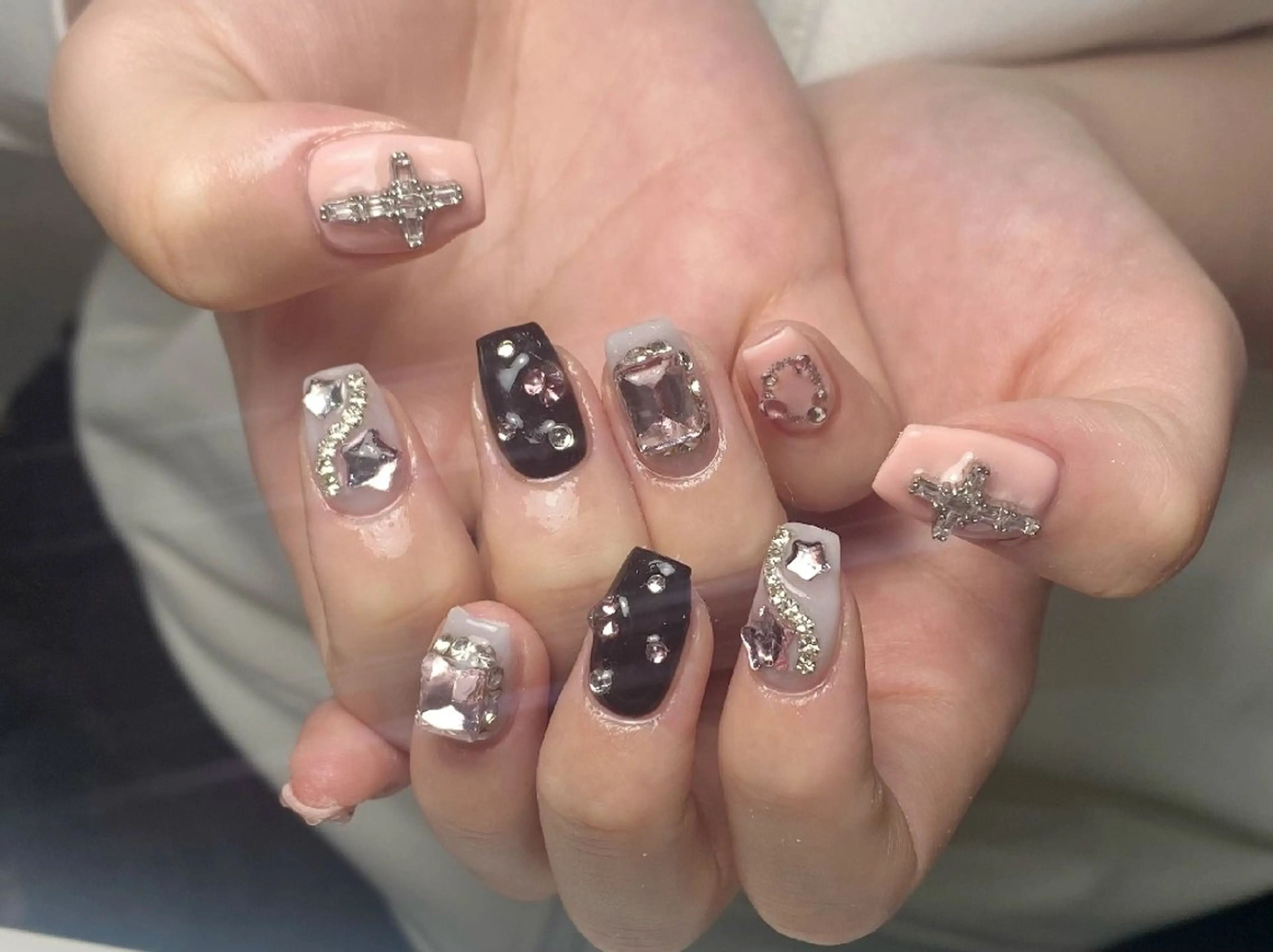 ネイル チークネイル フレンチネイル ジェルネイル ガーリー キラキラネイル ハンドネイル UM Nail Salonのネイルデザイン