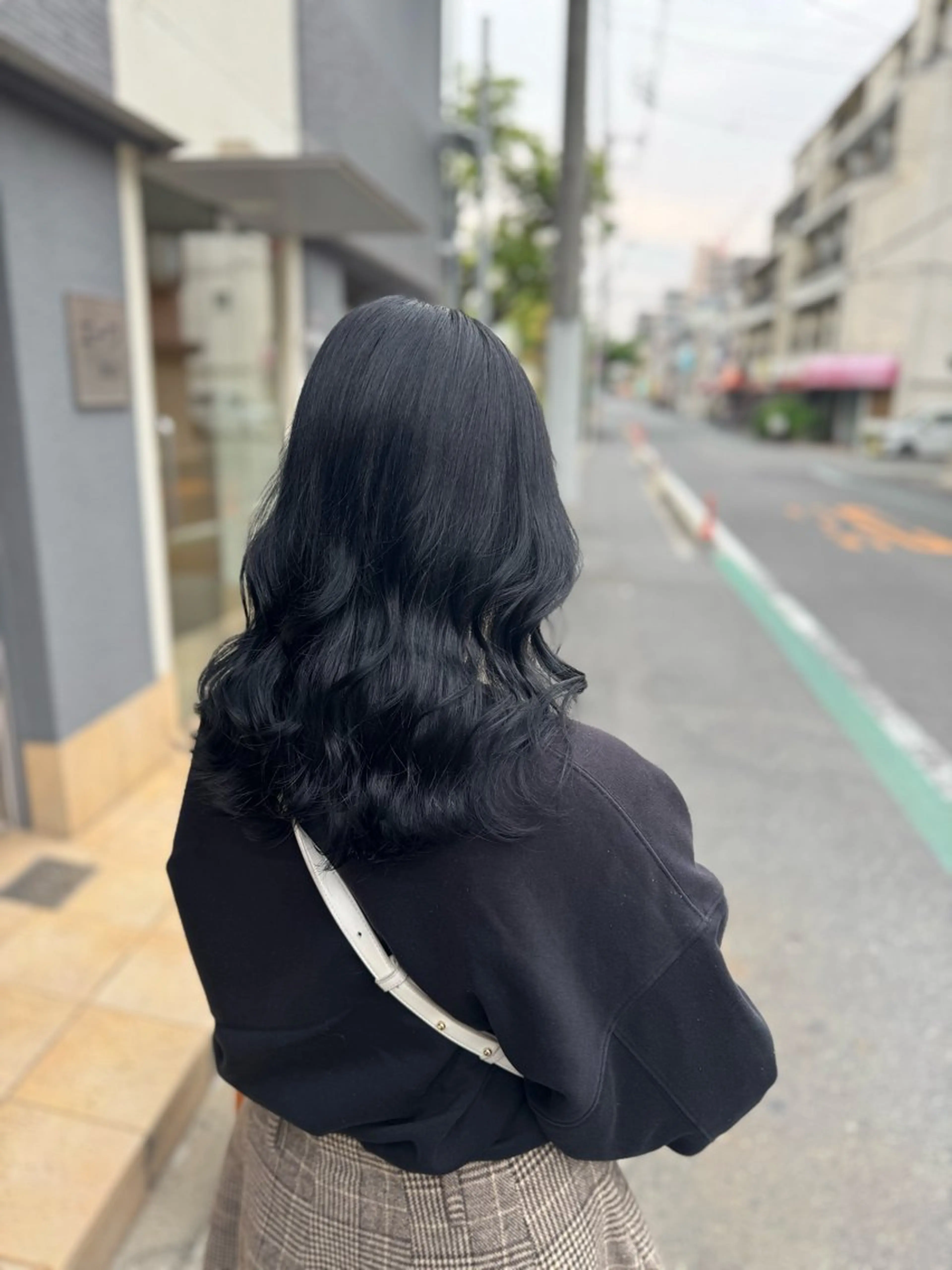 ミディアム カラー 黒髪 ブルーカラー ブルーブラック 透明感カラー カット ヘアカラー BAY ソウタのヘアスタイル