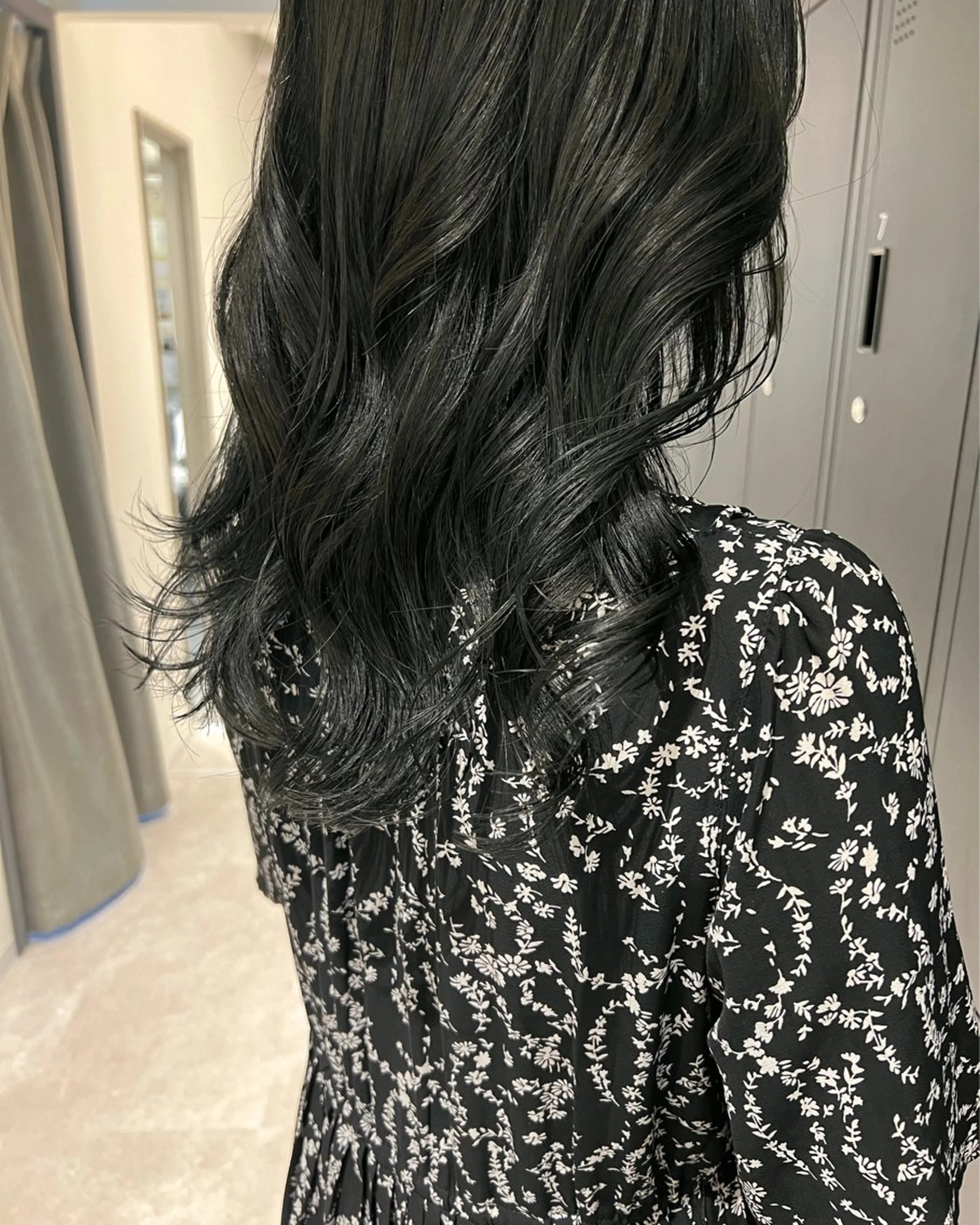 ロング カラー ベージュカラー グレージュ オリーブグレージュ オリーブグレー 暗髪カラー🫐パーマ おくだりんかのヘアスタイル
