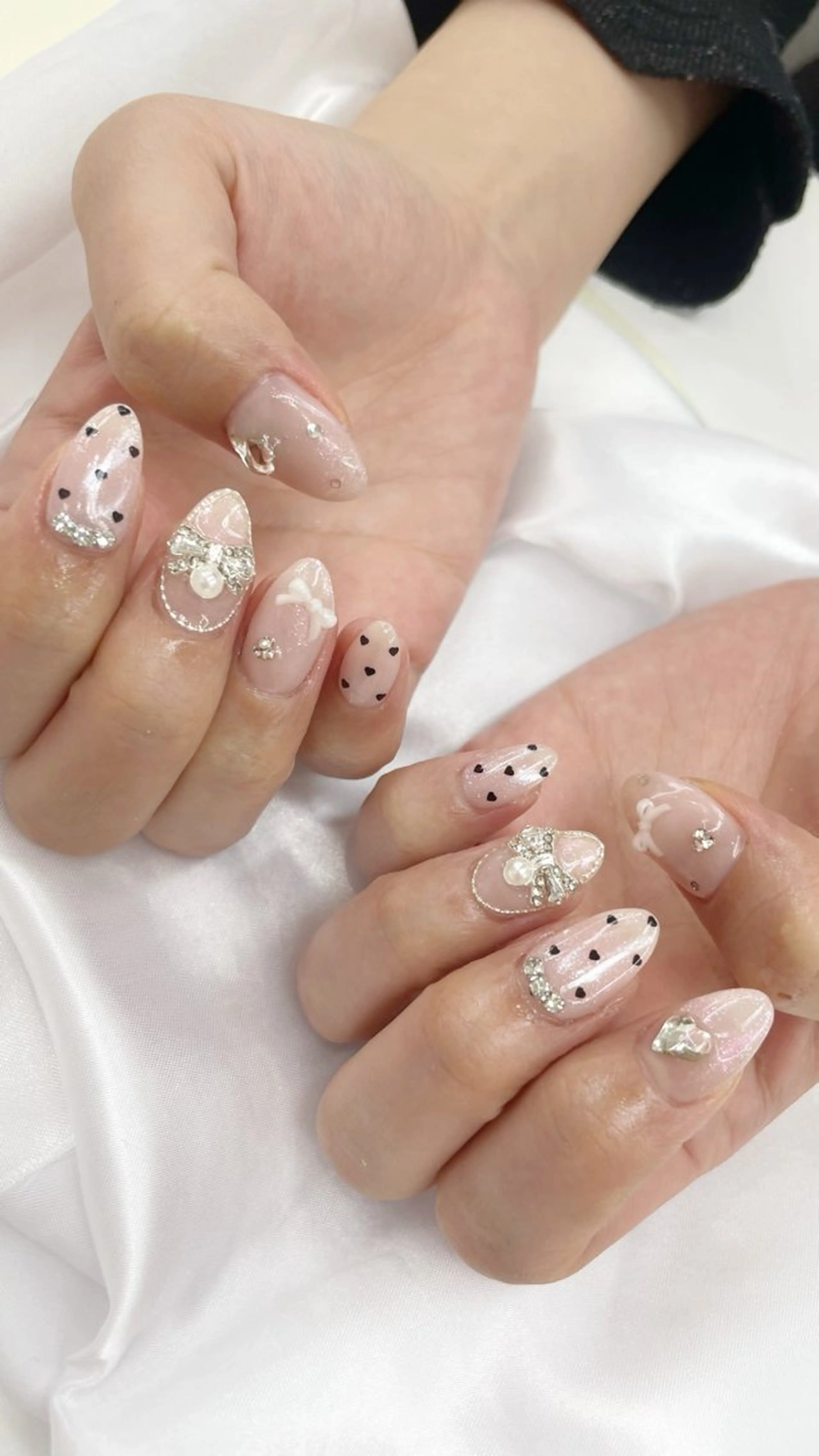 ネイル ドット ガーリー リボン 中山 梨花のネイルデザイン