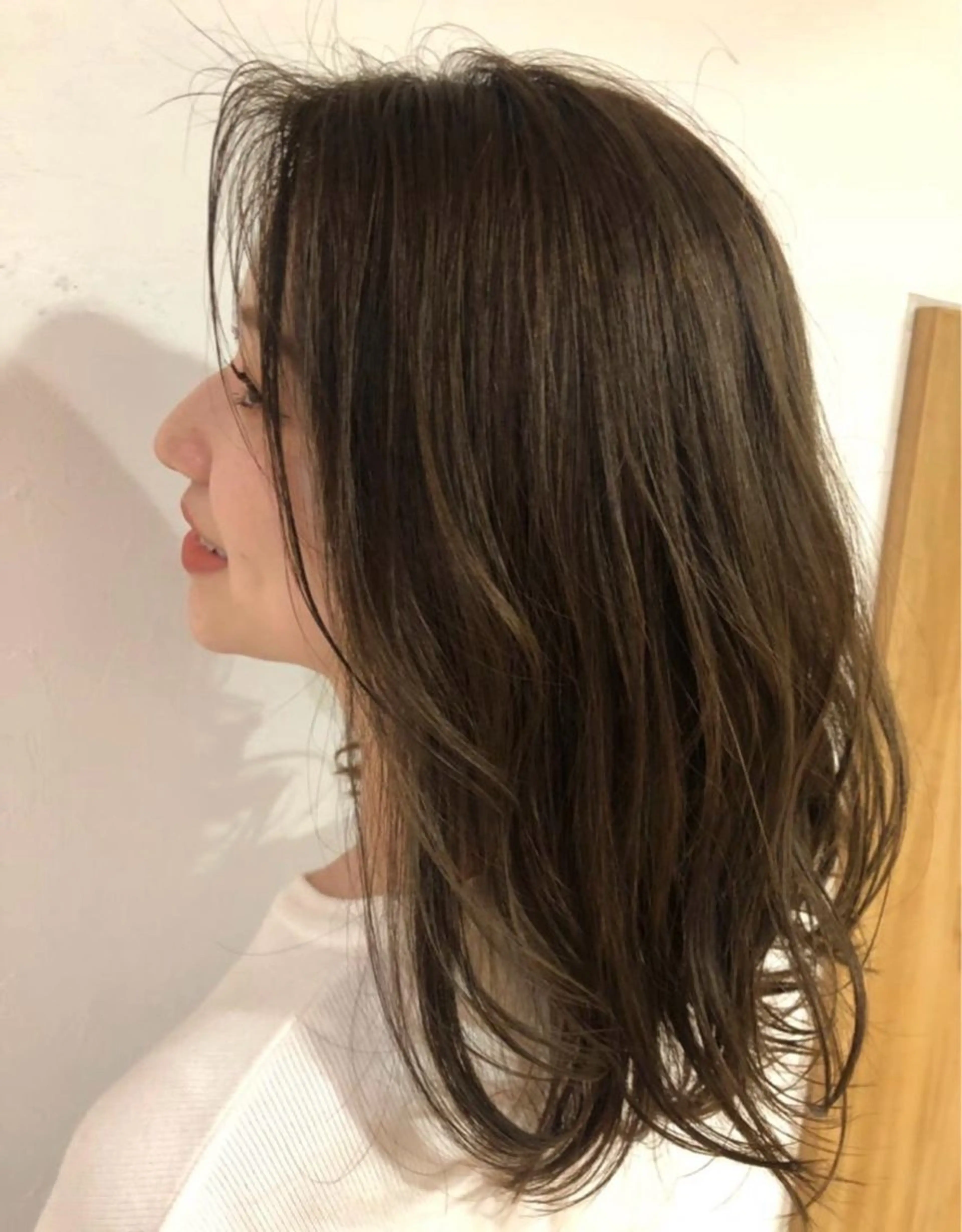セミロング カラー ベージュカラー 透明感カラー オリーブベージュ カット ヘアカラー トリートメント 伊藤 かなのヘアスタイル
