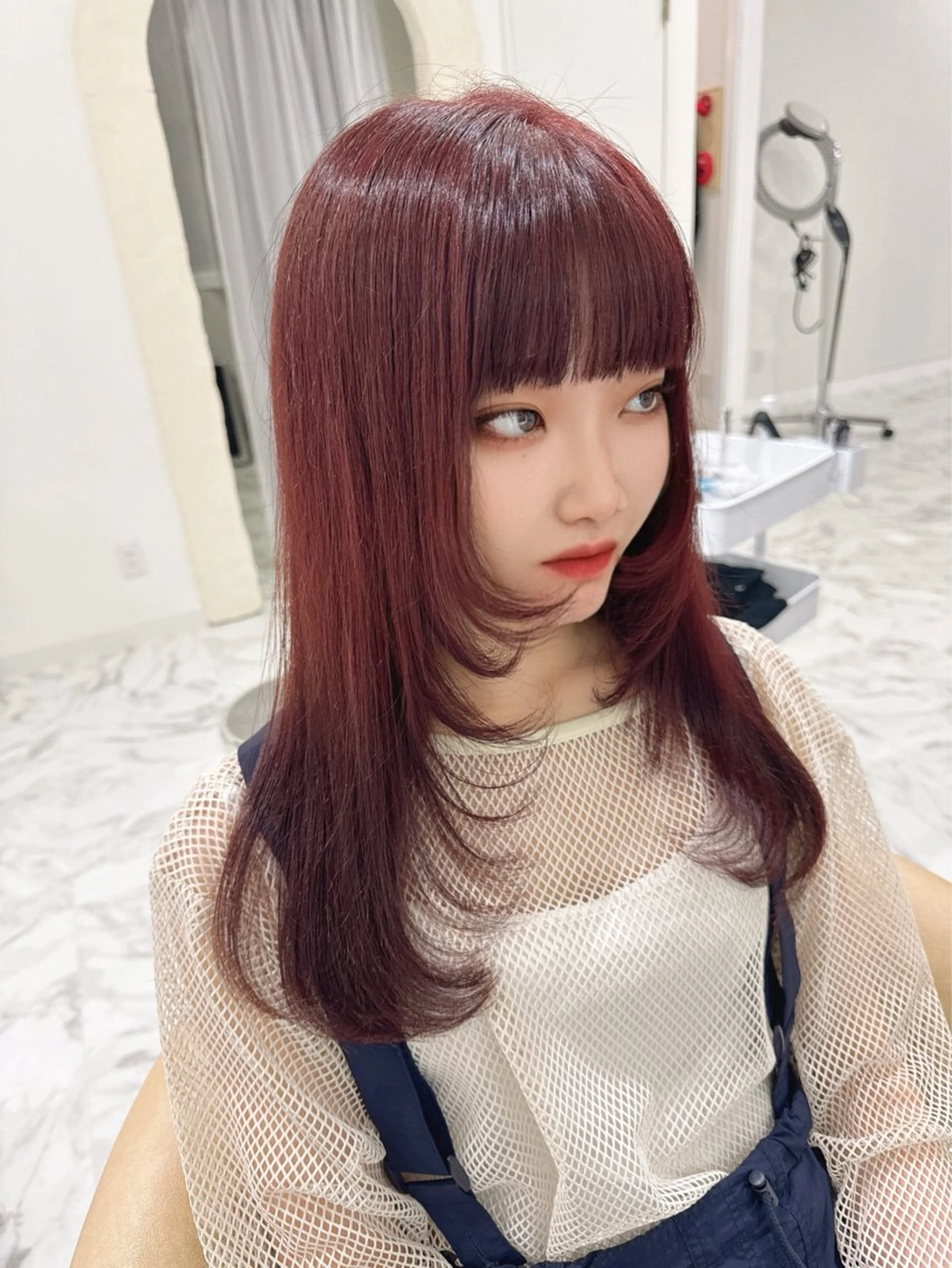 セミロング カラー カシス レッドカラー レイヤーカット ヘアカラー 韓国ヘアーサロン MARIA🐈‍⬛のヘアスタイル