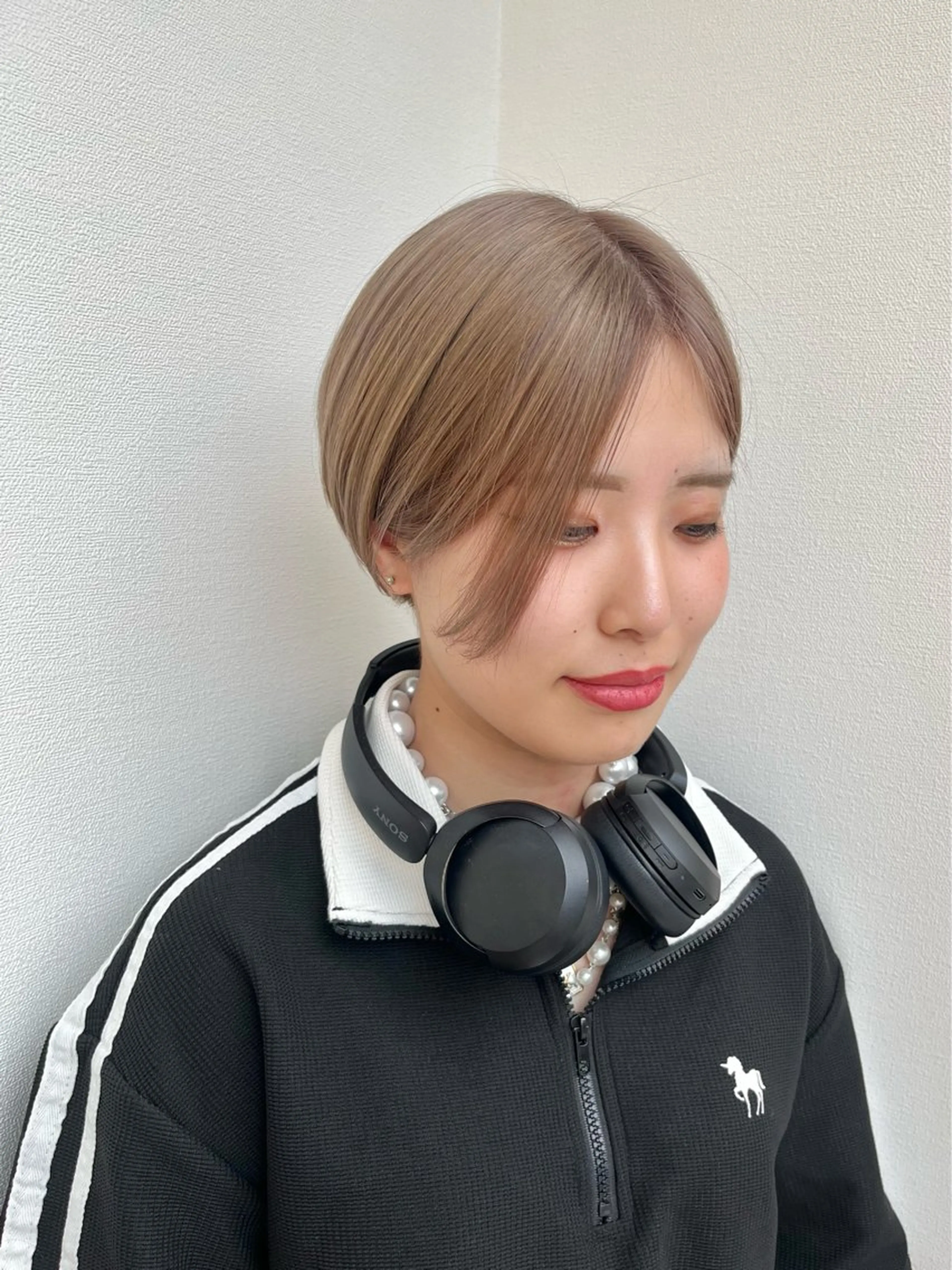 ショート カラー ハンサムショート ベージュカラー ブリーチ グレージュ ミルクティーベージュ 派手髪デザインカラー ヒロカのヘアスタイル