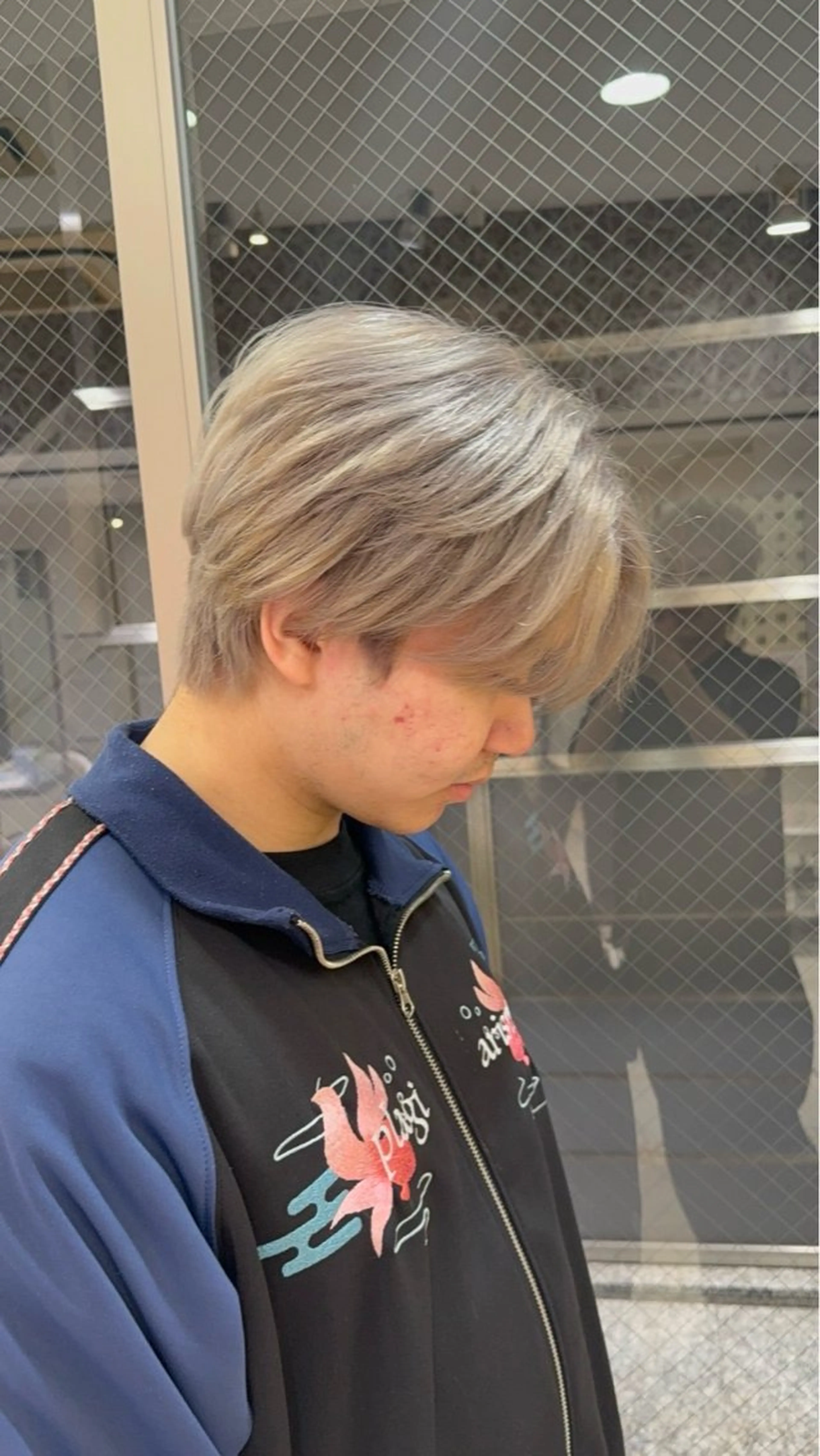 ショート カラー メンズ メンズブリーチ ブリーチ ダブルカラー シルバー ホワイトシルバー ヘアカラー 岩崎 唯人のヘアスタイル