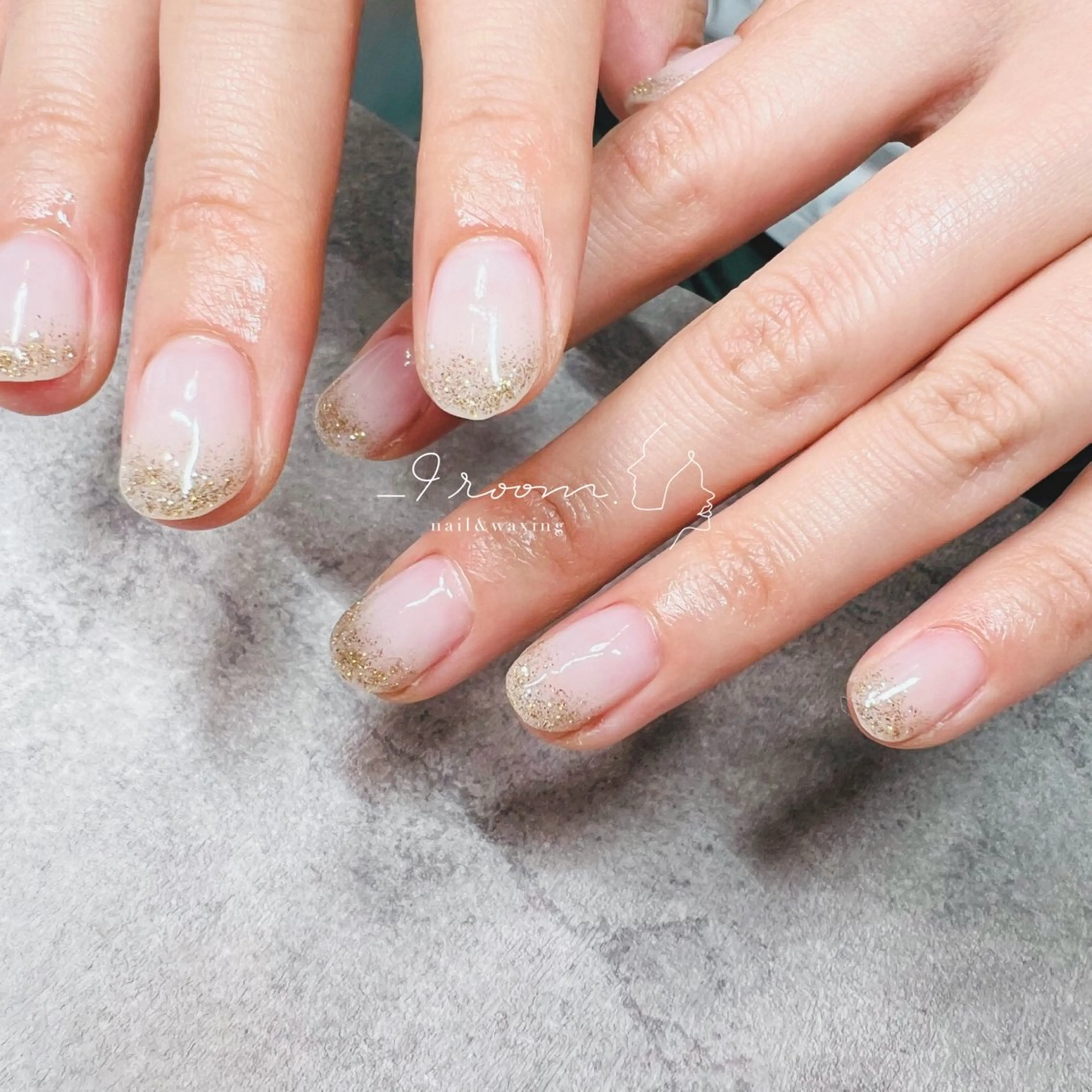 ネイル ゴールド グラデーション ラメ(グリッター) ラメグラデーション オフィスネイル _9 room. Yoshimiのネイルデザイン