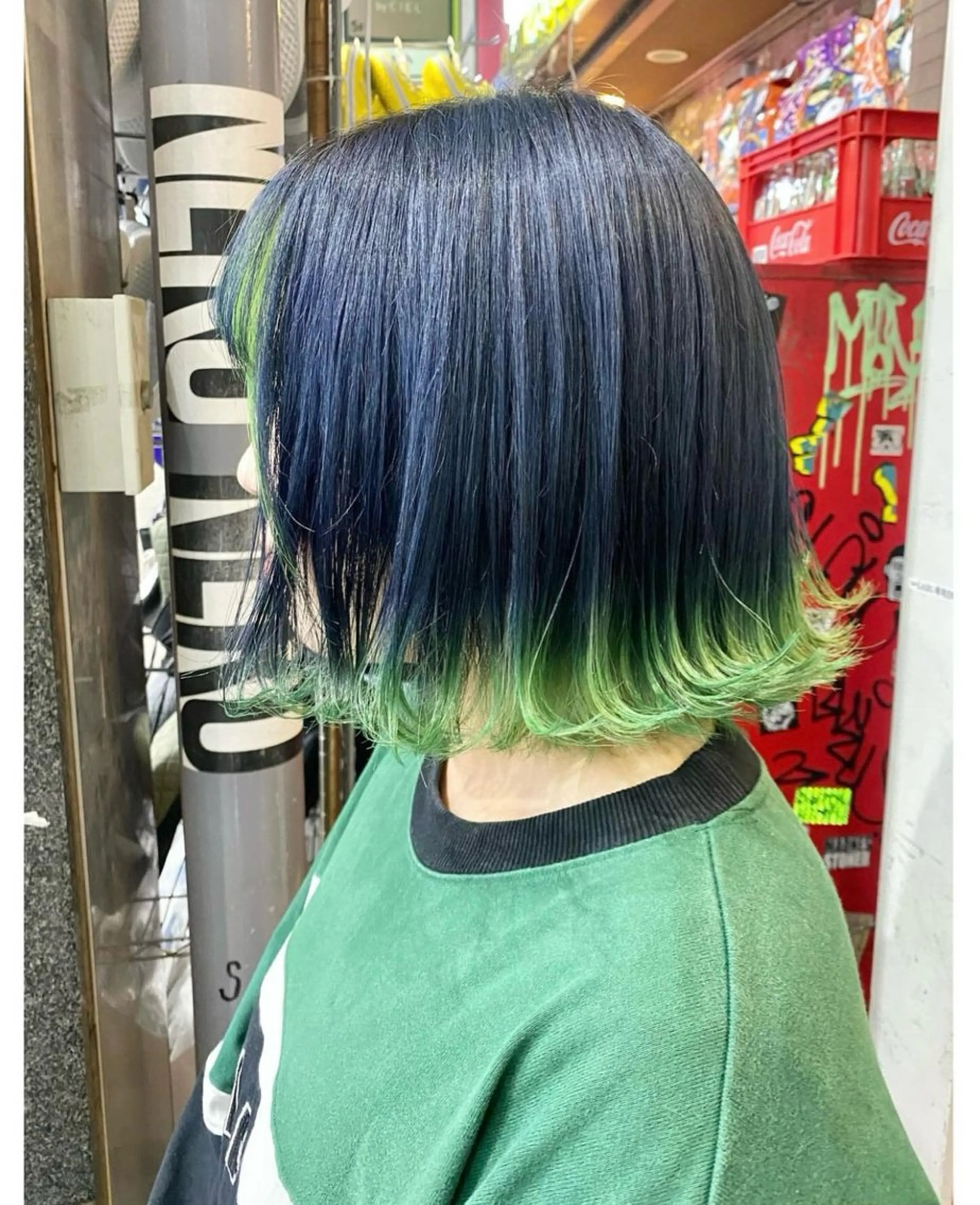 ショート カラー ブリーチ ネイビーカラー ヘアカラー GARU-ガル-所属・TSUNO🦖 派手髪/オタク美容師のヘアスタイル