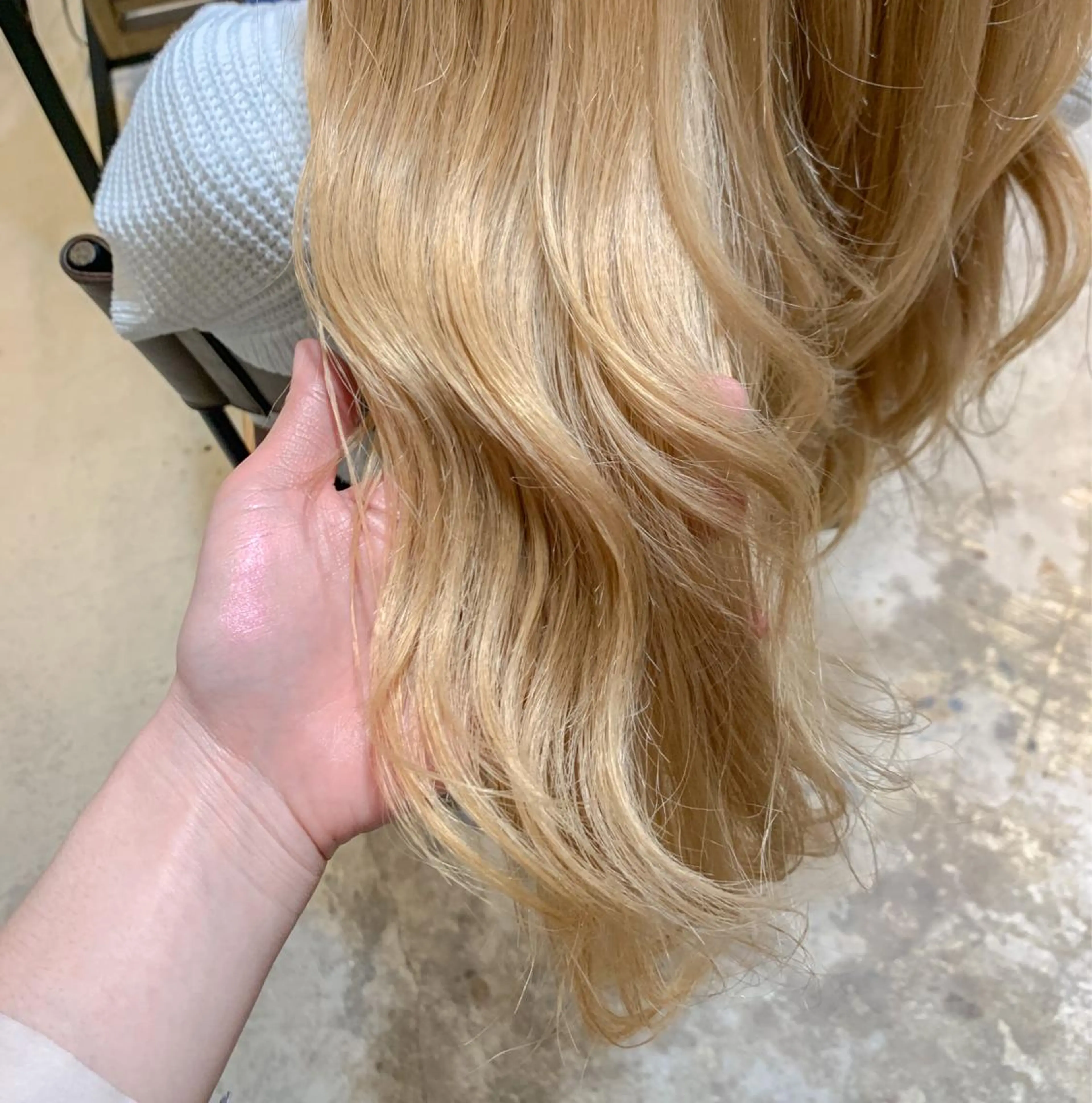 ロング カラー ヘアアレンジ ブリーチ 抜きっぱなしブロンド ヘアカラー トリートメント yuka .のヘアスタイル