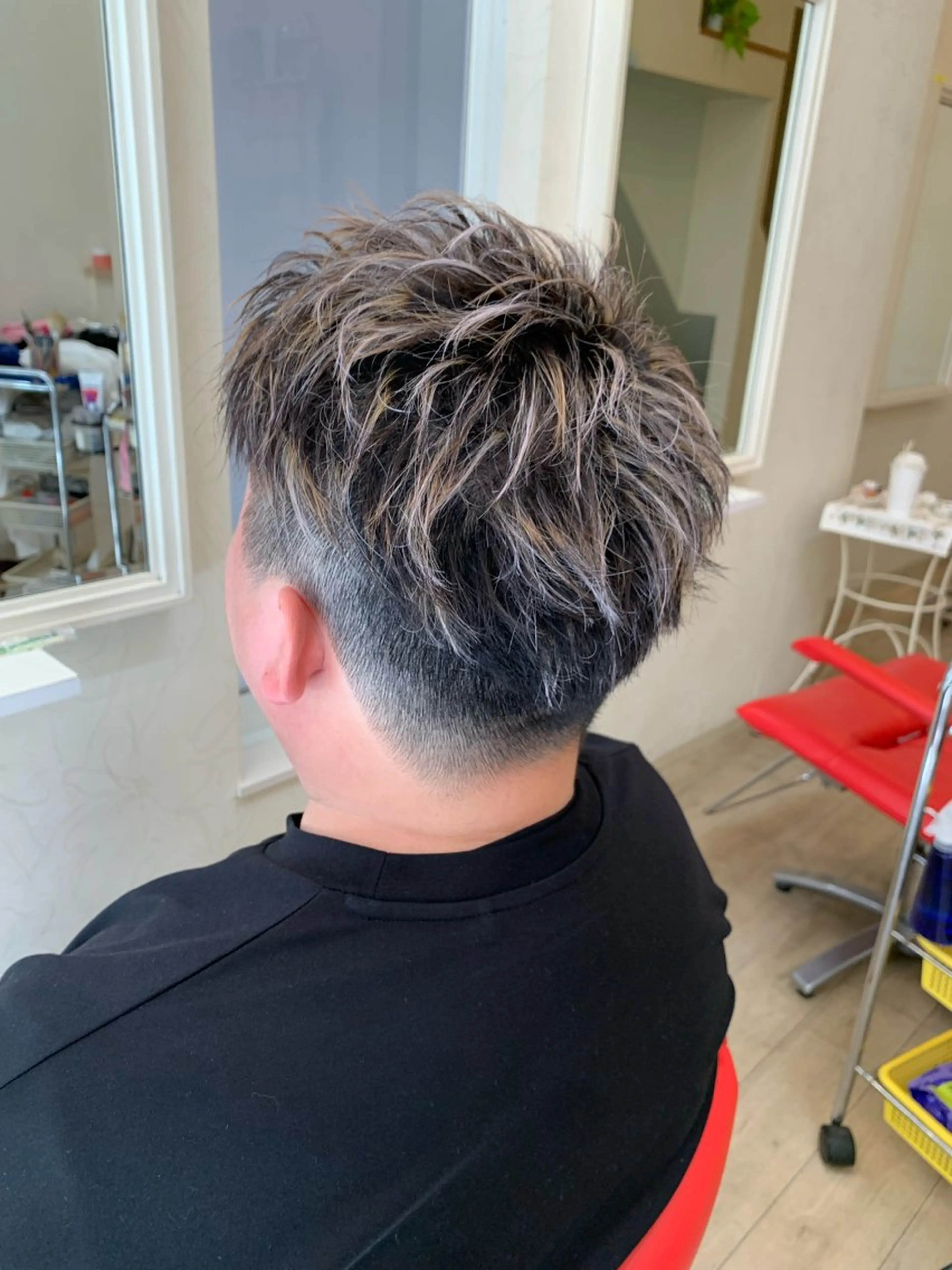 ショート メンズ メンズブリーチ メンズハイライト ハイライト 岡本 幸法のヘアスタイル