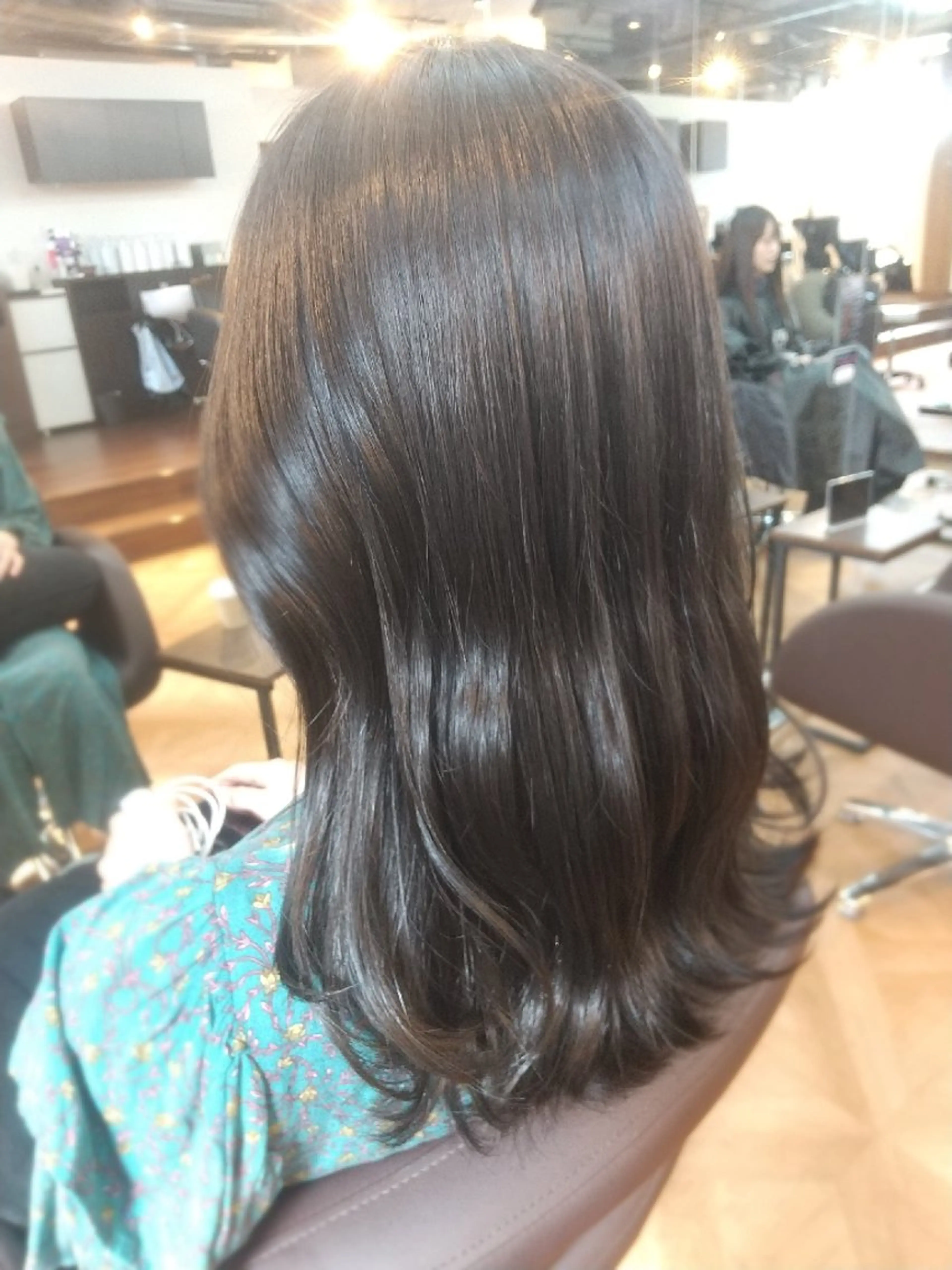 ミディアム カラー 黒髪 ブルーカラー ブルーブラック 久村 奈菜のヘアスタイル