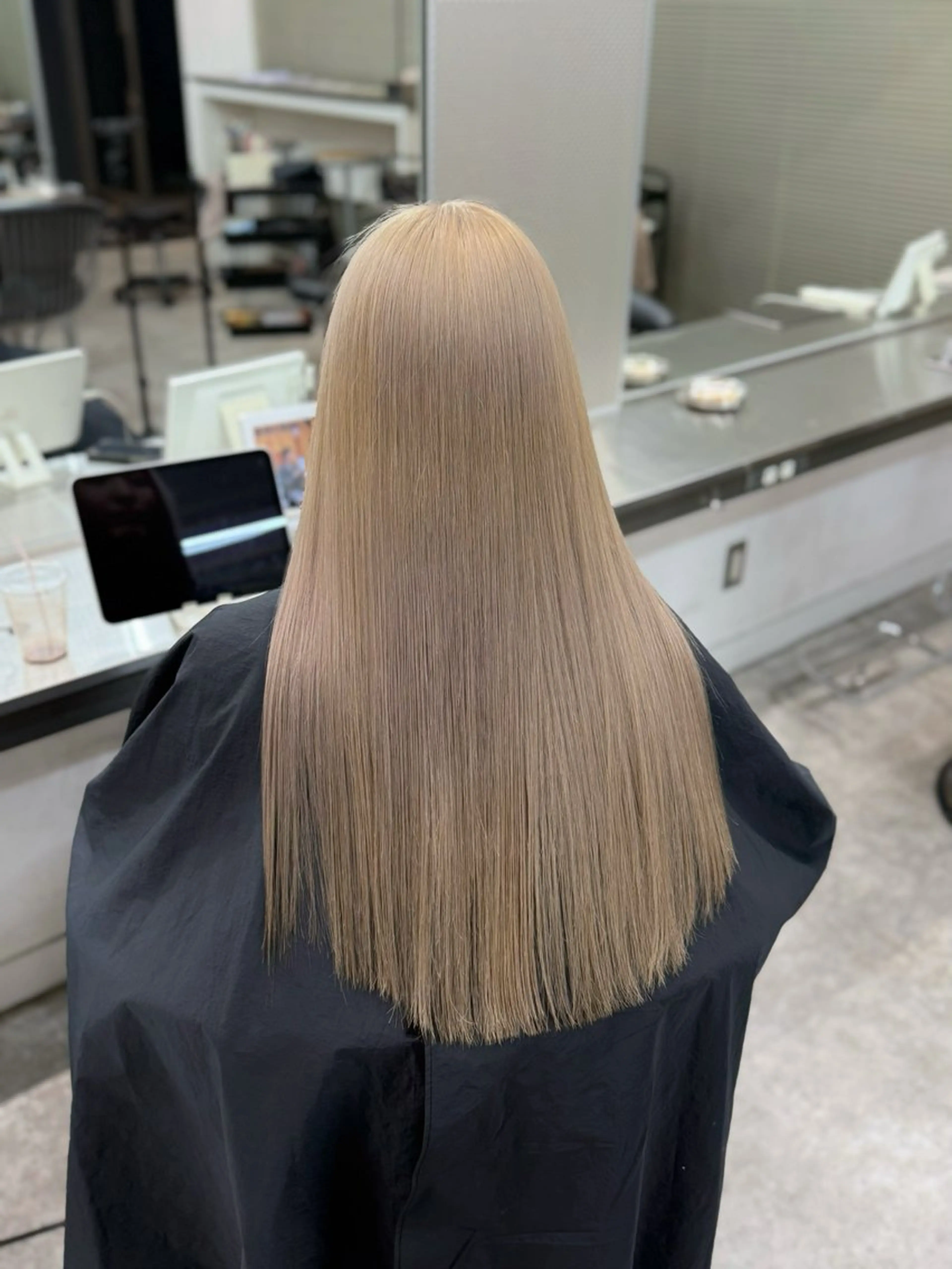 ロング カラー ベージュカラー ブリーチ ハイトーンカラー ミルクティーベージュ ヘアカラー 小林 円香のヘアスタイル