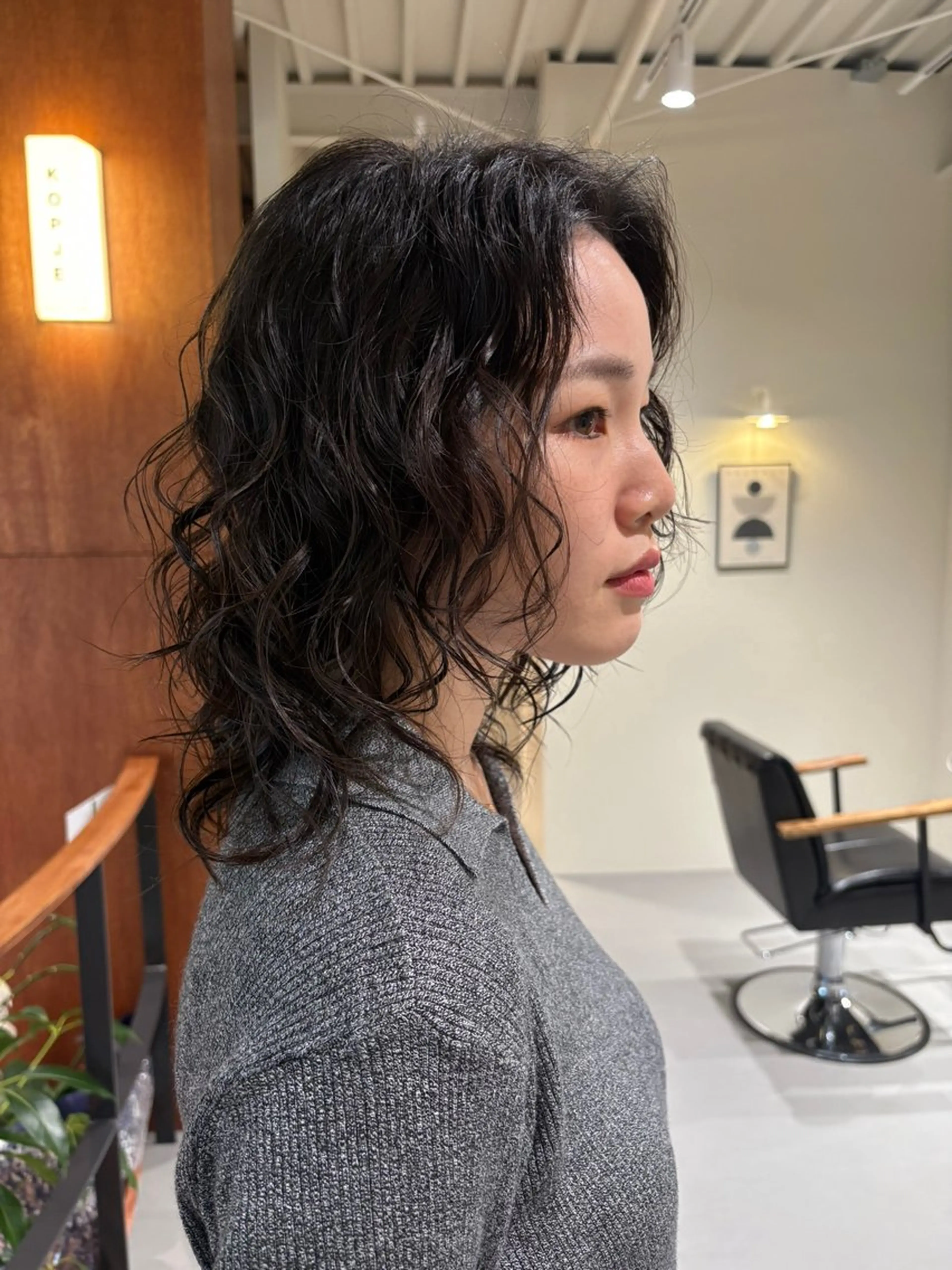 ミディアム パーマ コバヤシ リョウのヘアスタイル