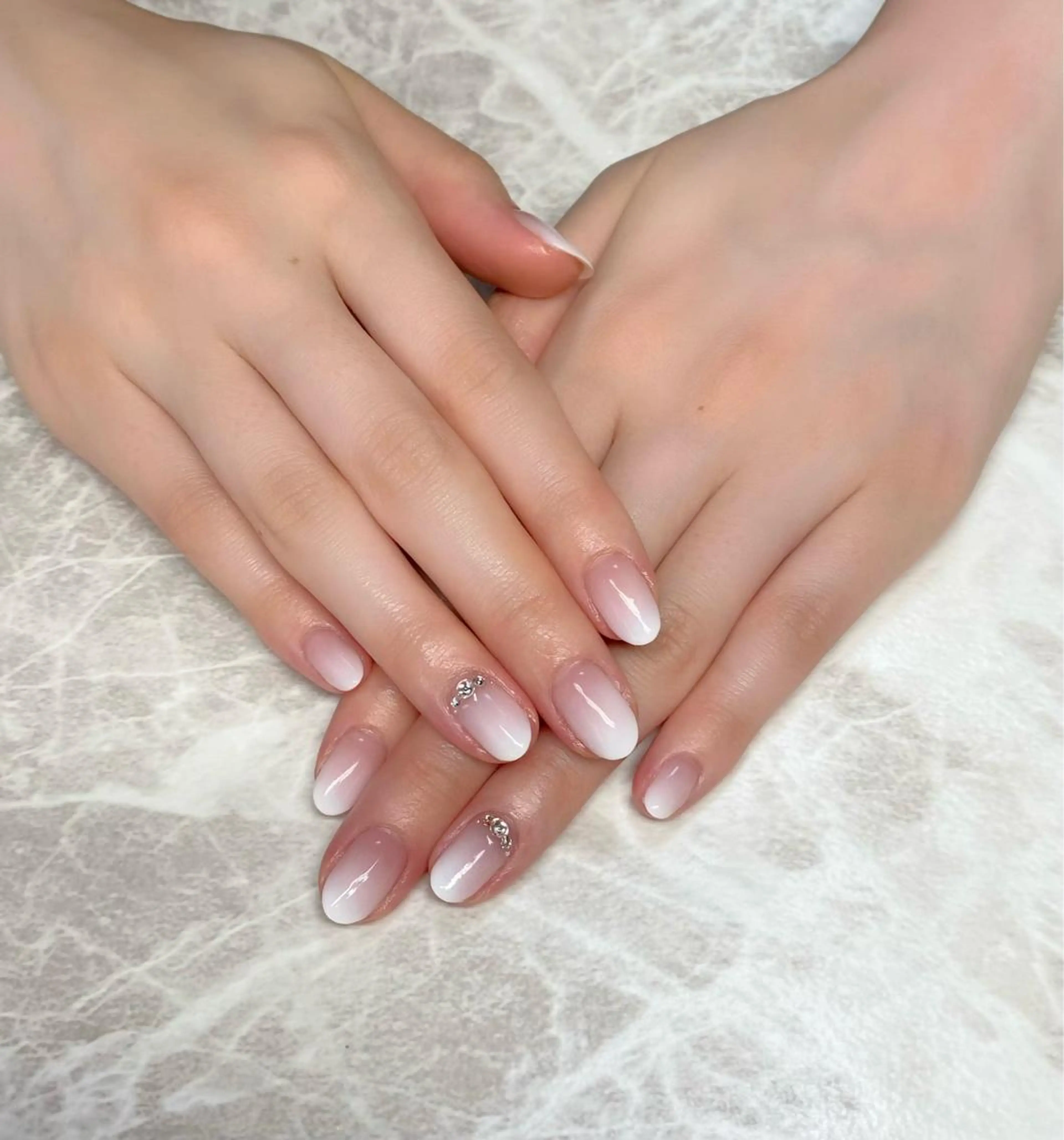 ネイル グラデーション ホワイト ハンドネイル ゆぴねいる yupinailのネイルデザイン