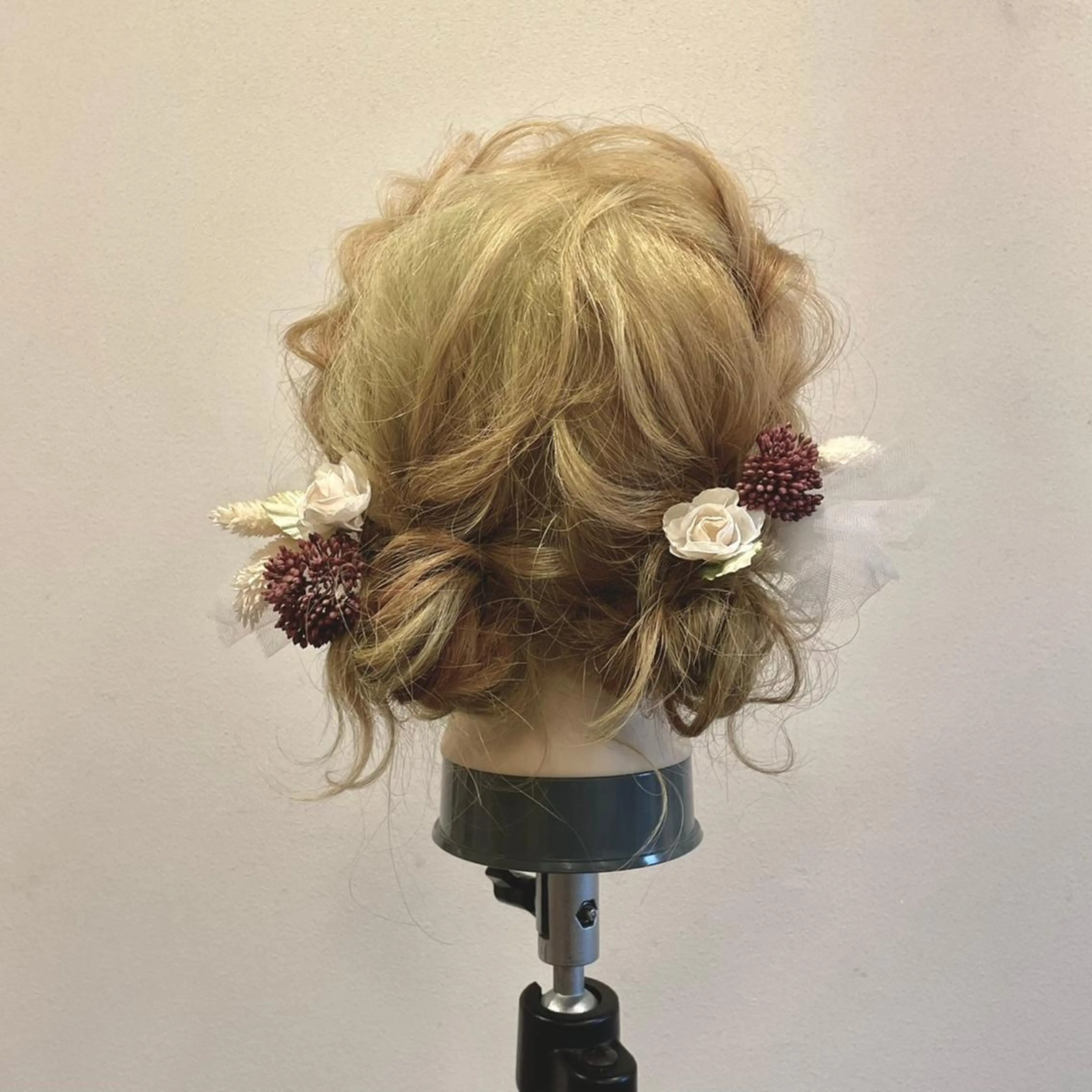 ミディアム お団子ヘア 中山 郁恵のヘアスタイル