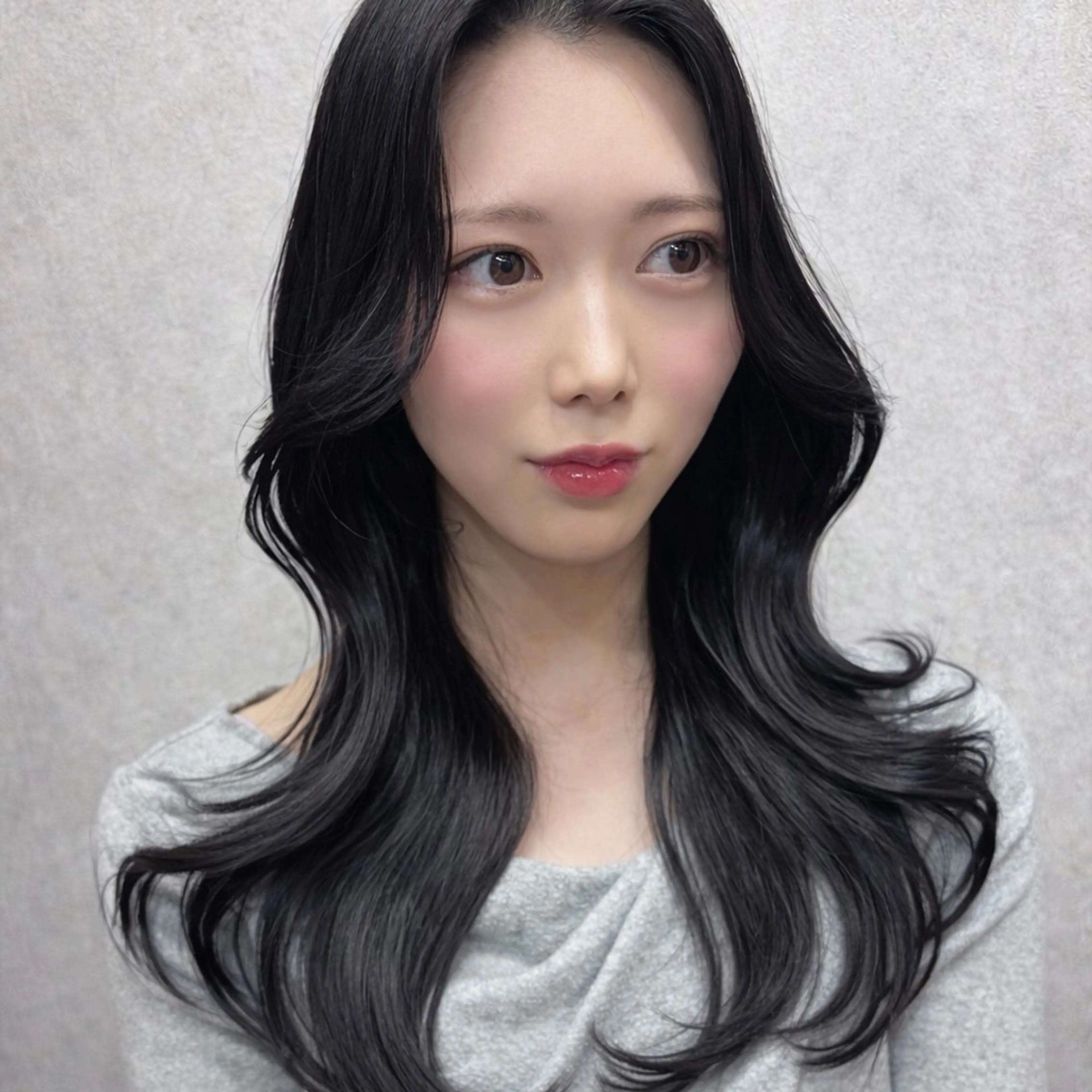 ロング カット ヘアカラー maya レイヤーカットのヘアスタイル