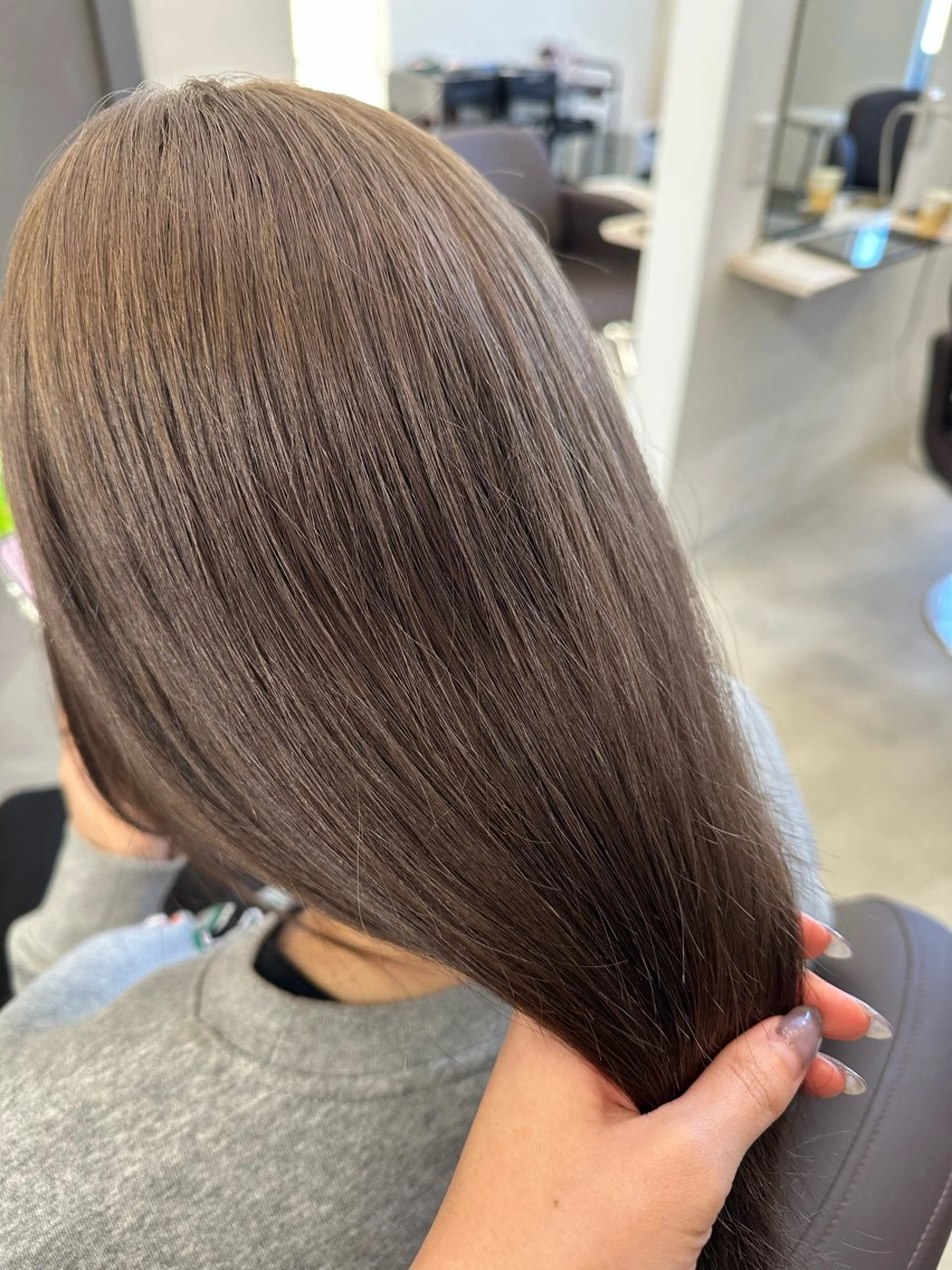 ロング カラー ブリーチ グレージュ カット ヘアカラー トリートメント 茂木 理紗のヘアスタイル