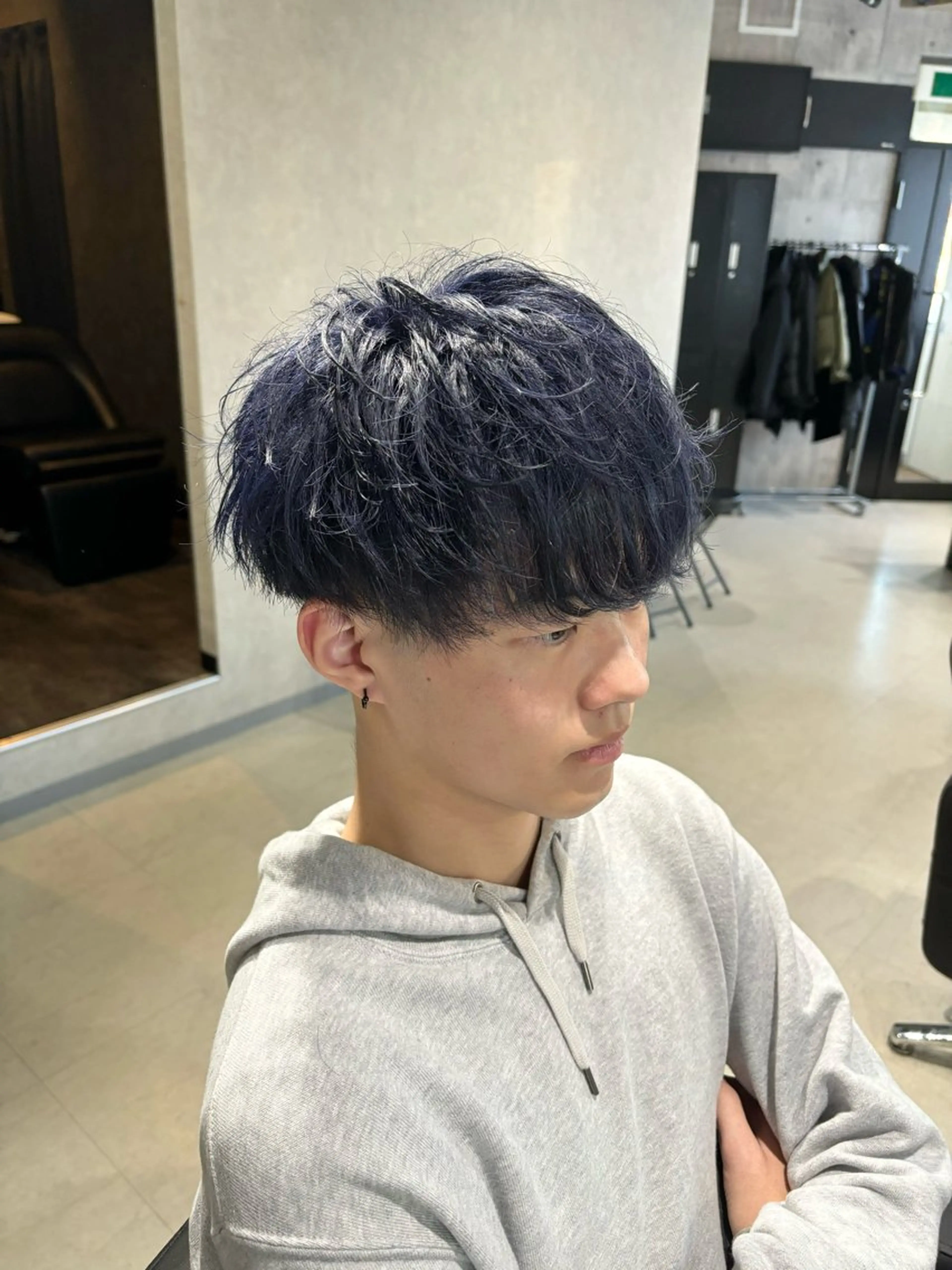 ショート カラー メンズ マッシュ ブルーカラー ネイビーカラー カット ヘアカラー トリートメント _WHITE / KENTOのヘアスタイル
