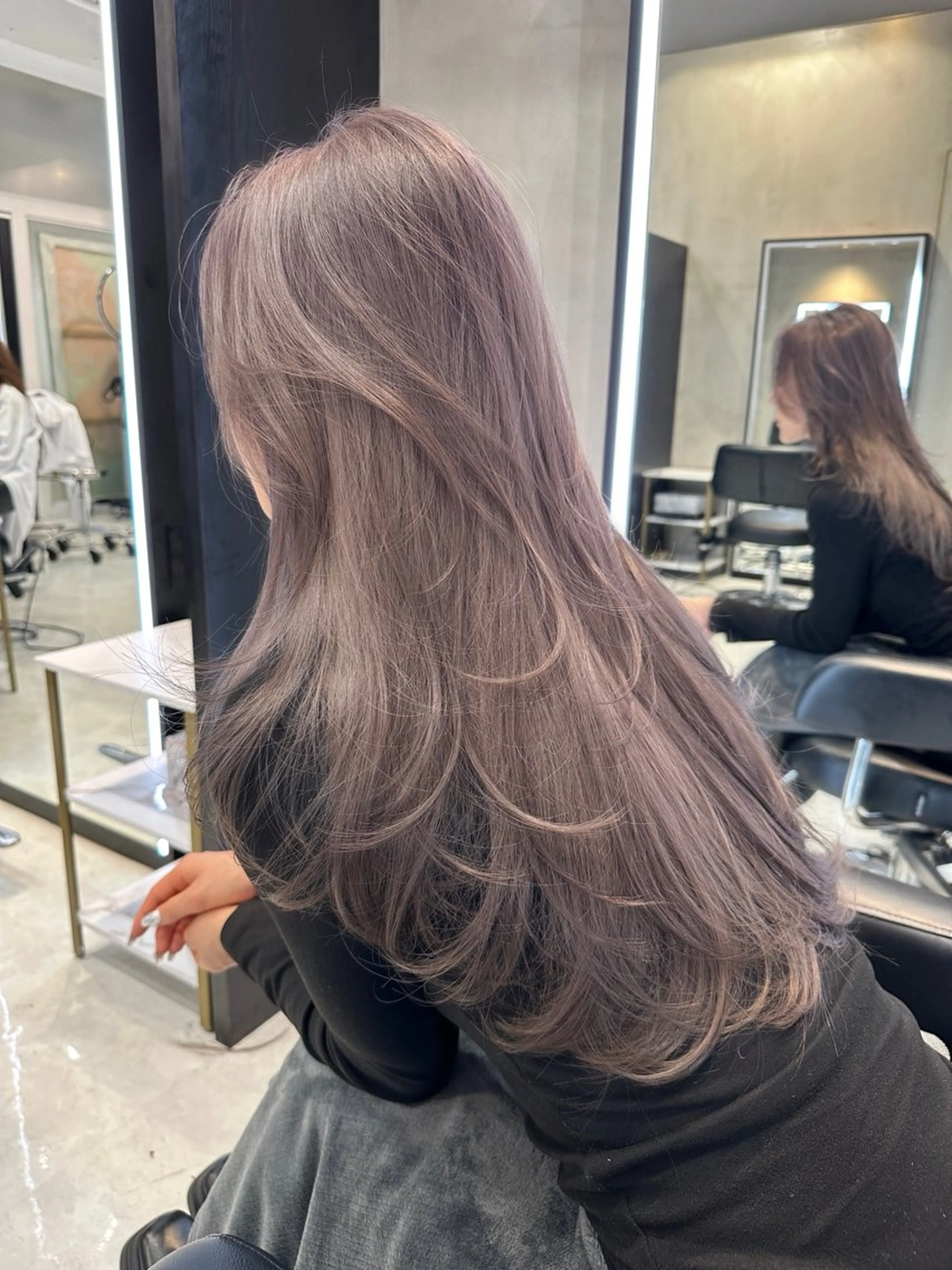 ロング カラー ヘアカラー レイヤーカット 透明感カラーのヘアスタイル